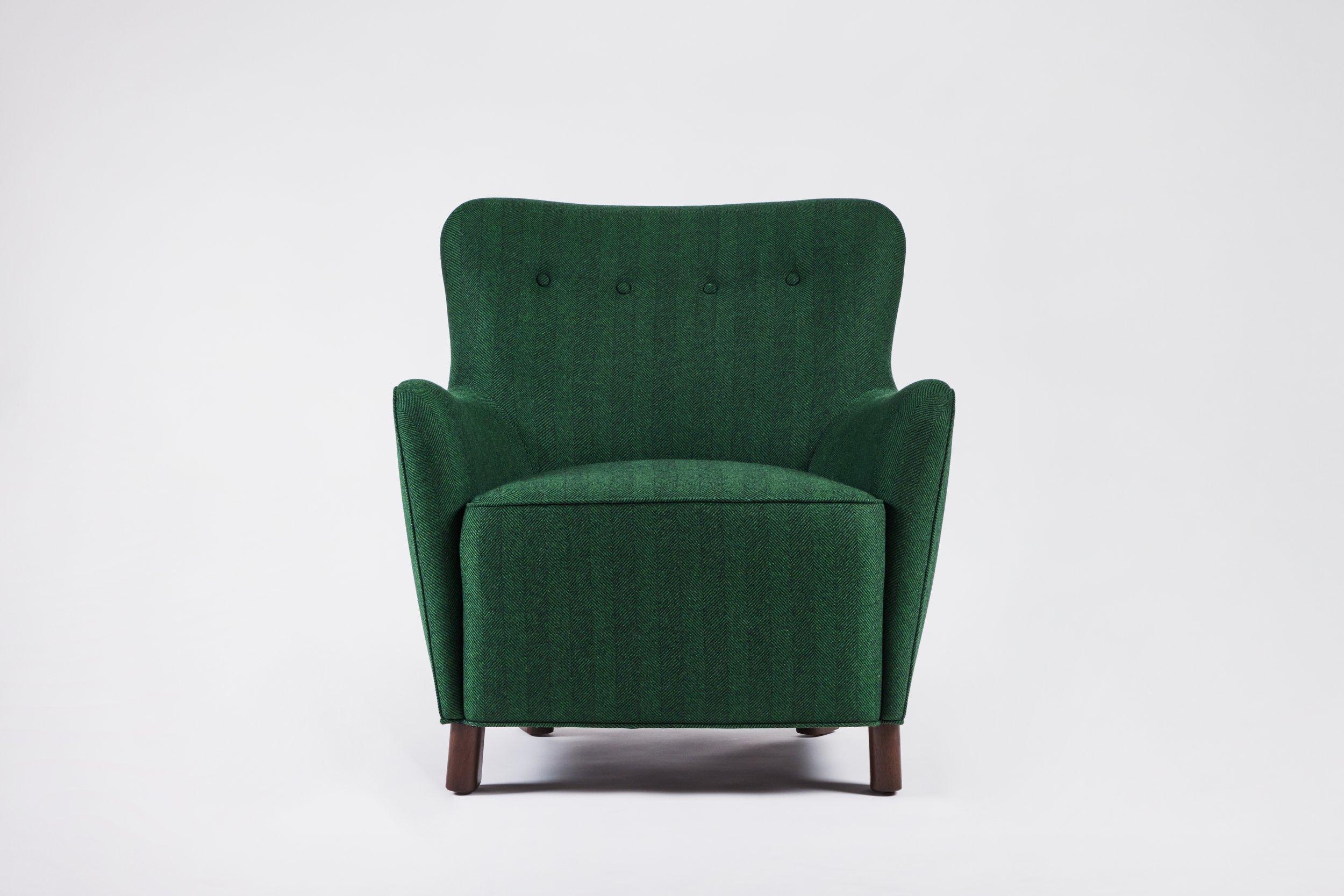 Der Ann-Stuhl von Martin & Brockett zeichnet sich durch einen straffen, achtfach gefederten, handgebundenen Sitz und ein stromlinienförmiges Design aus, das ein gestütztes Sitzgefühl vermittelt.

H 32 in. x B 32 in. x T 36 in. Sitzhöhe 17,5