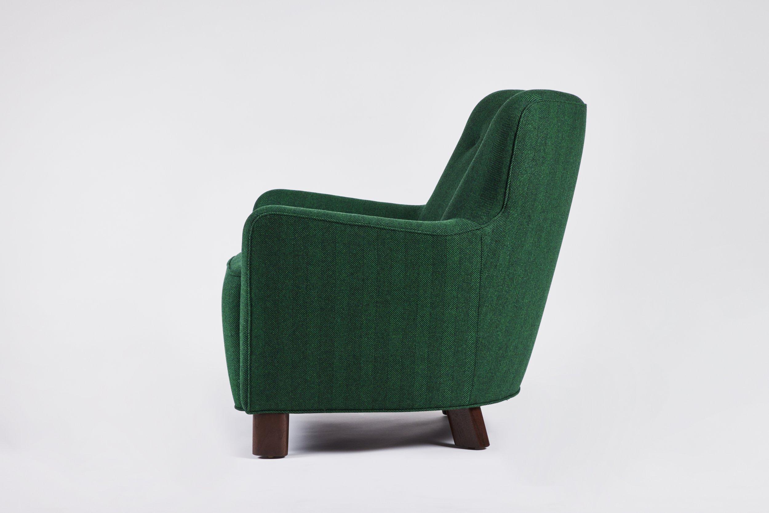 Modern Curved Tight Back and Seat Ann Chair  (amerikanisch) im Angebot