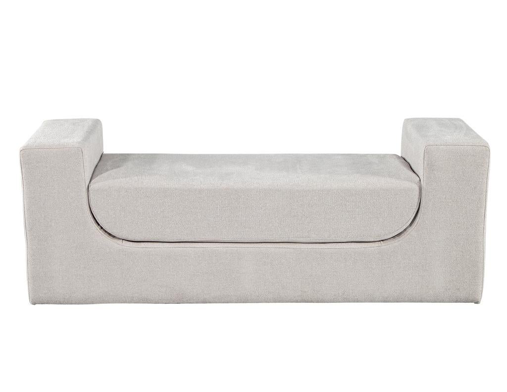 Voici le banc rembourré moderne incurvé de Carrocel, une pièce étonnante fabriquée à la main par des artisans qualifiés qui se consacrent à une qualité et à un design exceptionnels. Cette élégante banquette présente une silhouette distinctive en