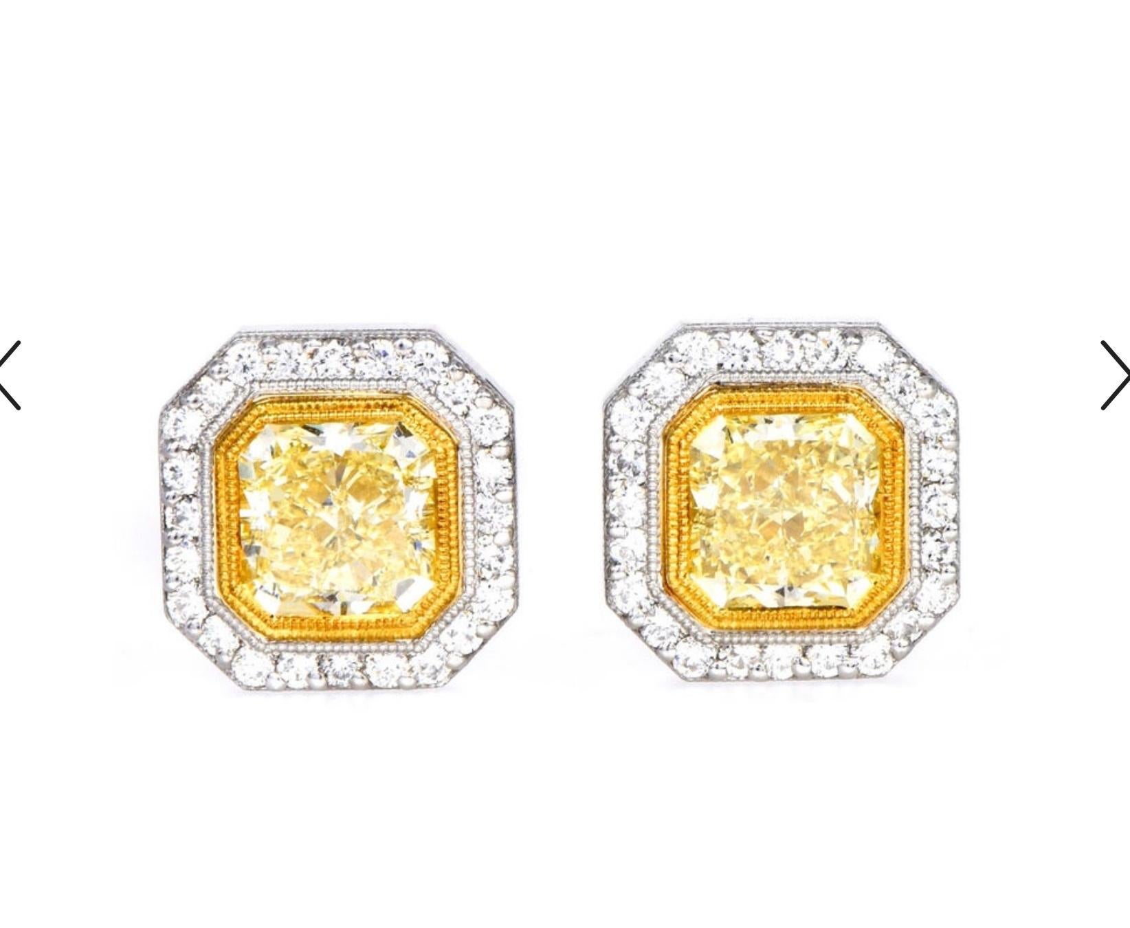 Orecchini moderni a cuscino con diamante giallo fantasia da 3,65 carati, in oro platino, a forma di aureola in vendita 2