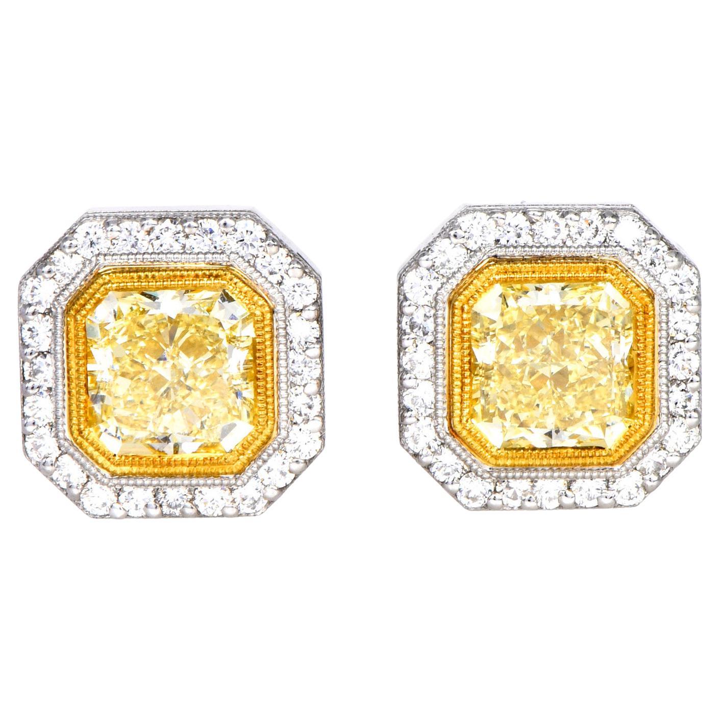 Clous d'oreilles modernes en or et platine avec halo de diamants jaunes fantaisie taille coussin de 3,65 carats