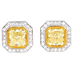 Clous d'oreilles modernes en or et platine avec halo de diamants jaunes fantaisie taille coussin de 3,65 carats