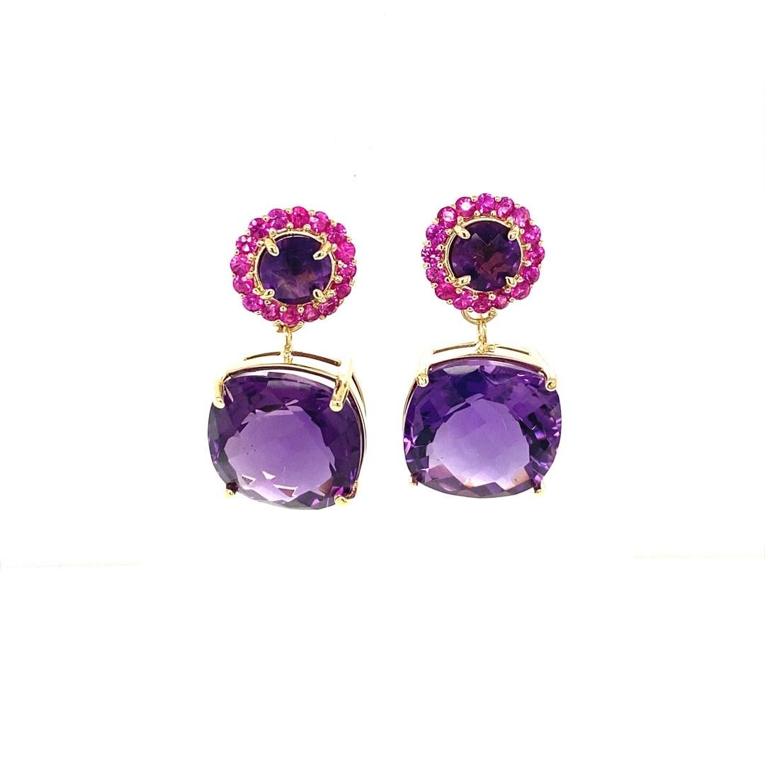 Pendants d'oreilles modernes en or jaune 14 carats avec améthyste taillée en coussin et saphir rose 

Ces magnifiques boucles d'oreilles sont ornées de 2 grandes améthystes de taille ovale pesant 10,77 carats, de 22 diamants ronds pesant 0,26 carat