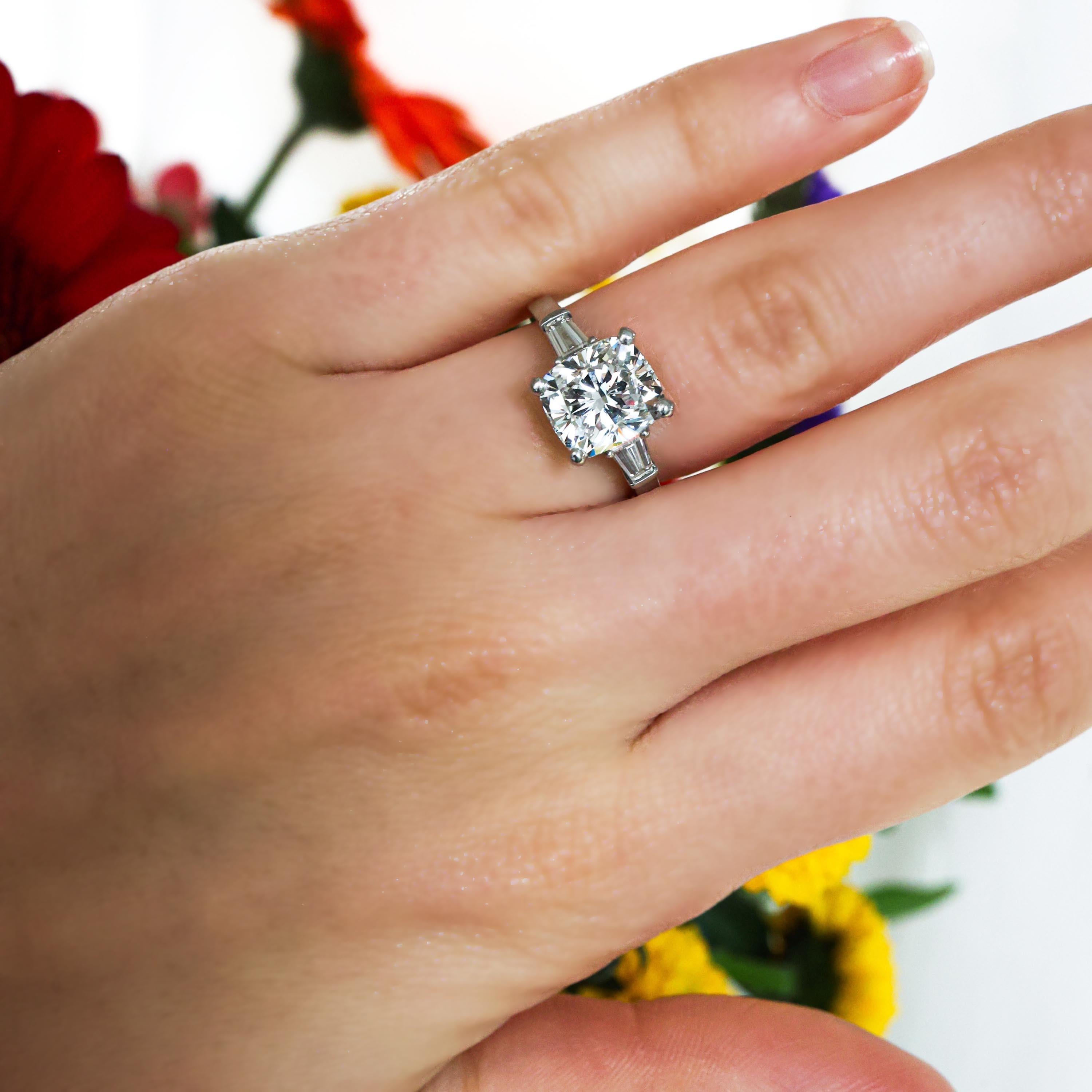 Bague moderne en platine et diamant taille coussin de 3,01 carats G VS1 Excellent état - En vente à London, GB