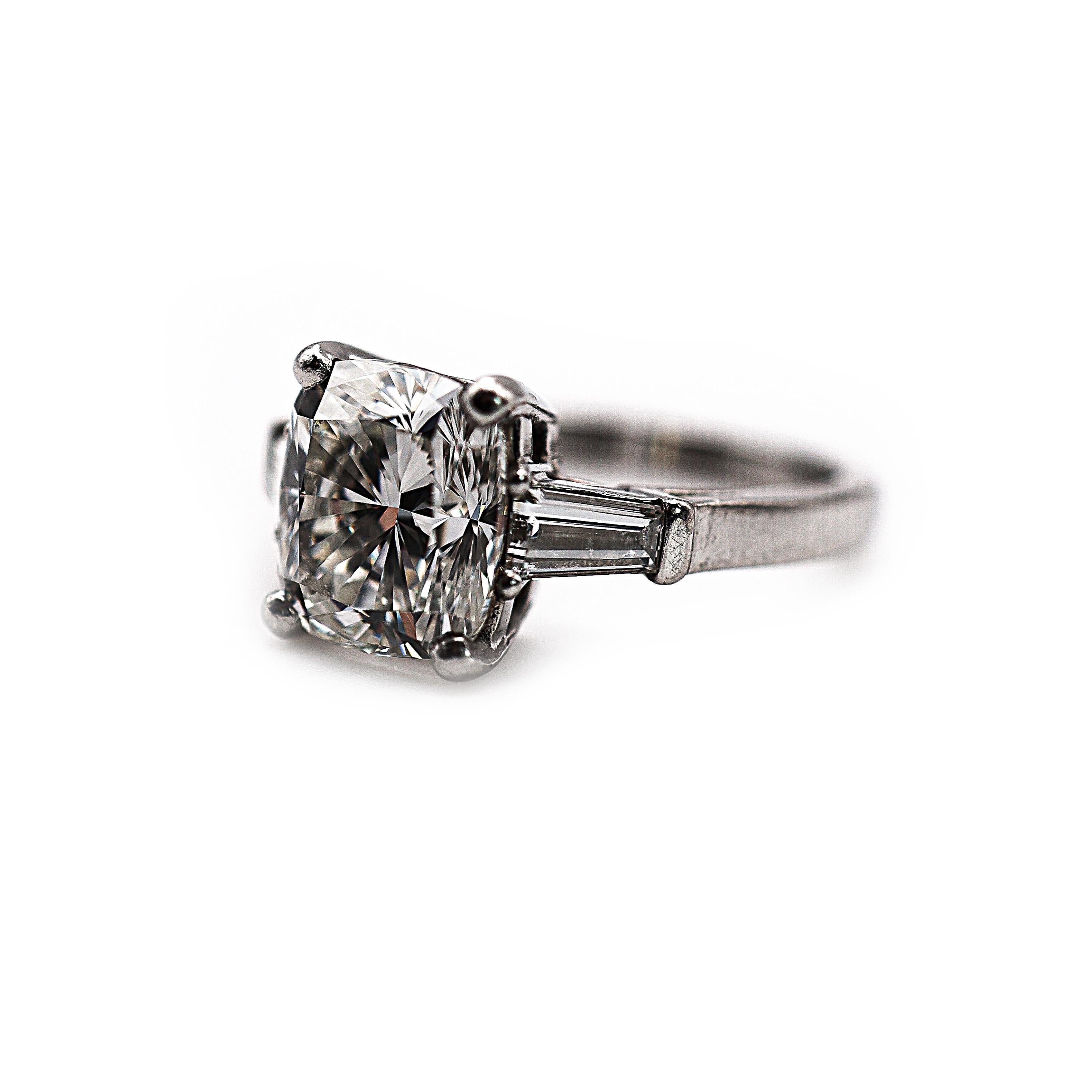 Taille coussin Bague moderne en platine et diamant taille coussin de 3,01 carats G VS1 en vente