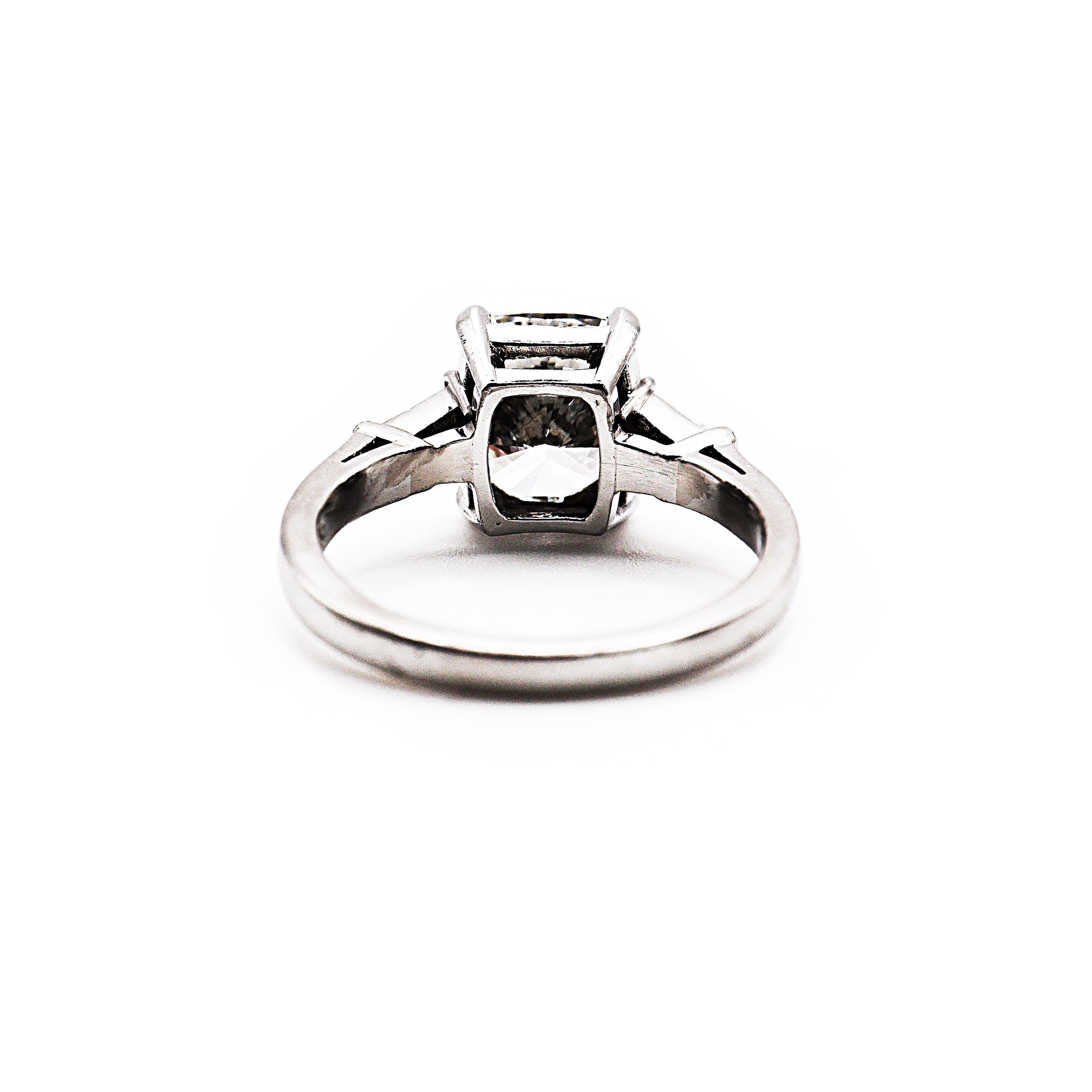 Bague moderne en platine et diamant taille coussin de 3,01 carats G VS1 Pour femmes en vente