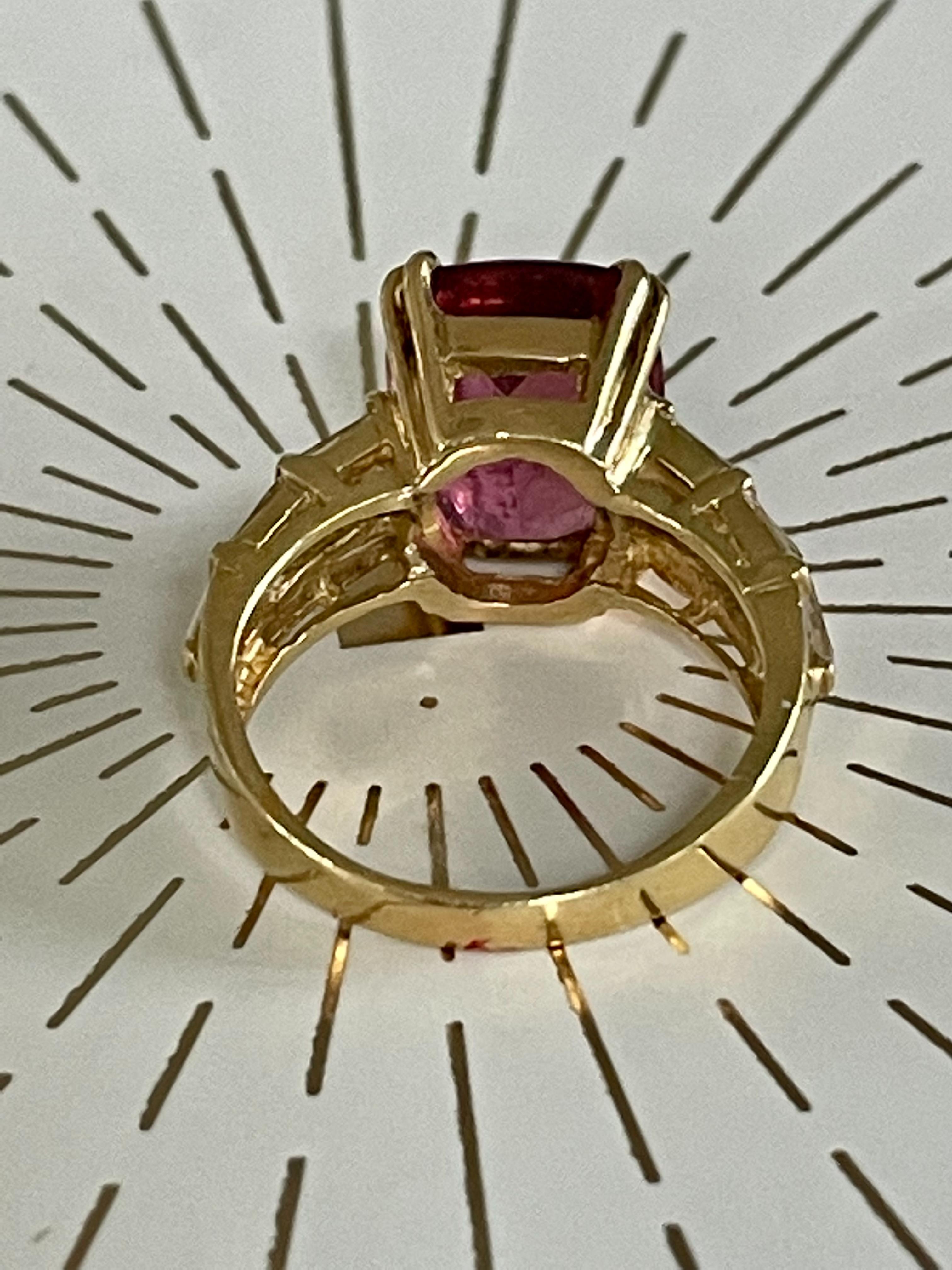 Dieser erstaunliche moderne Ring hat einen rosa Turmalin-Solitär im Kissenschliff mit den Maßen 10,5 x 9 mm und einem Gewicht von etwa 3,50ct.

Der rosa Turmalin symbolisiert Freundschaft, Mitgefühl, Selbstliebe, Transformation, Liebe und Humanität.