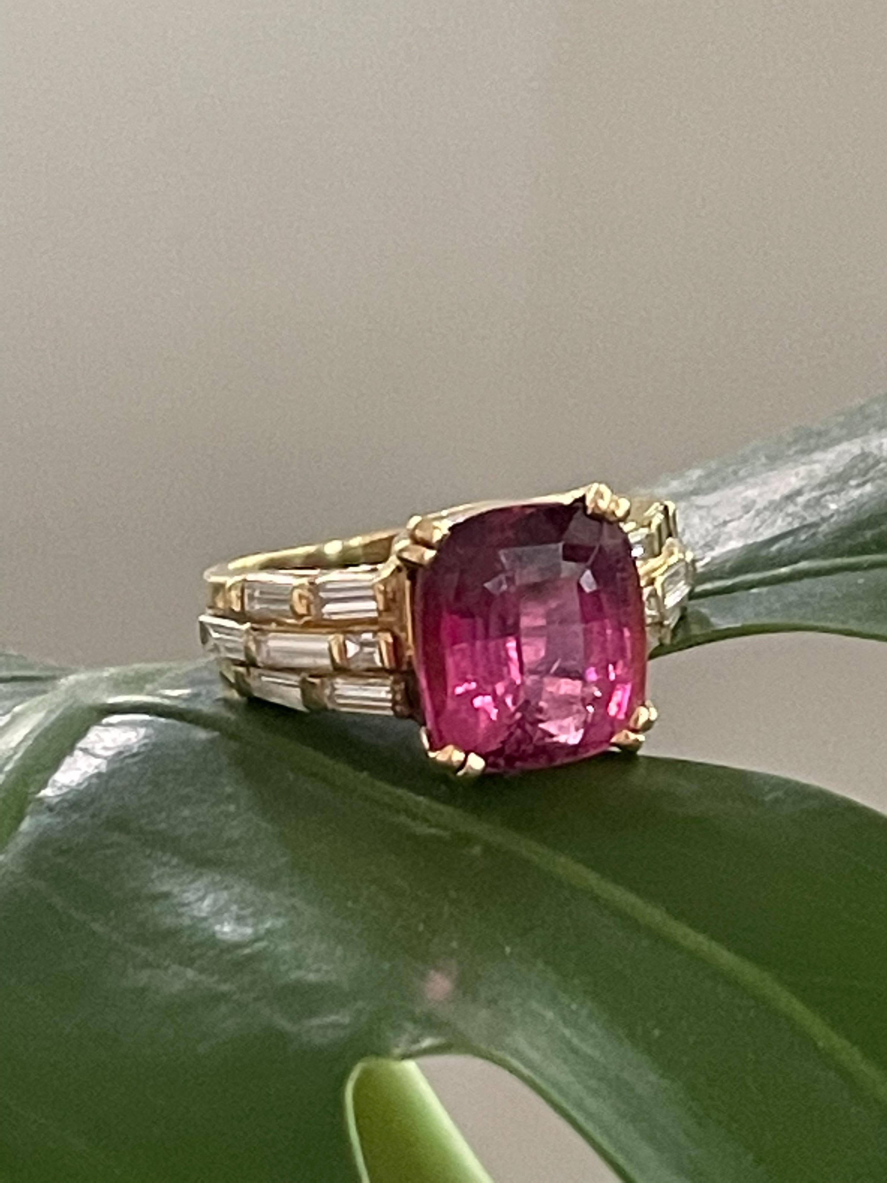 Moderner Ring aus 18 Karat Gelbgold mit rosa Turmalin im Kissenschliff und Diamant im Zustand „Hervorragend“ im Angebot in St. Louis Park, MN