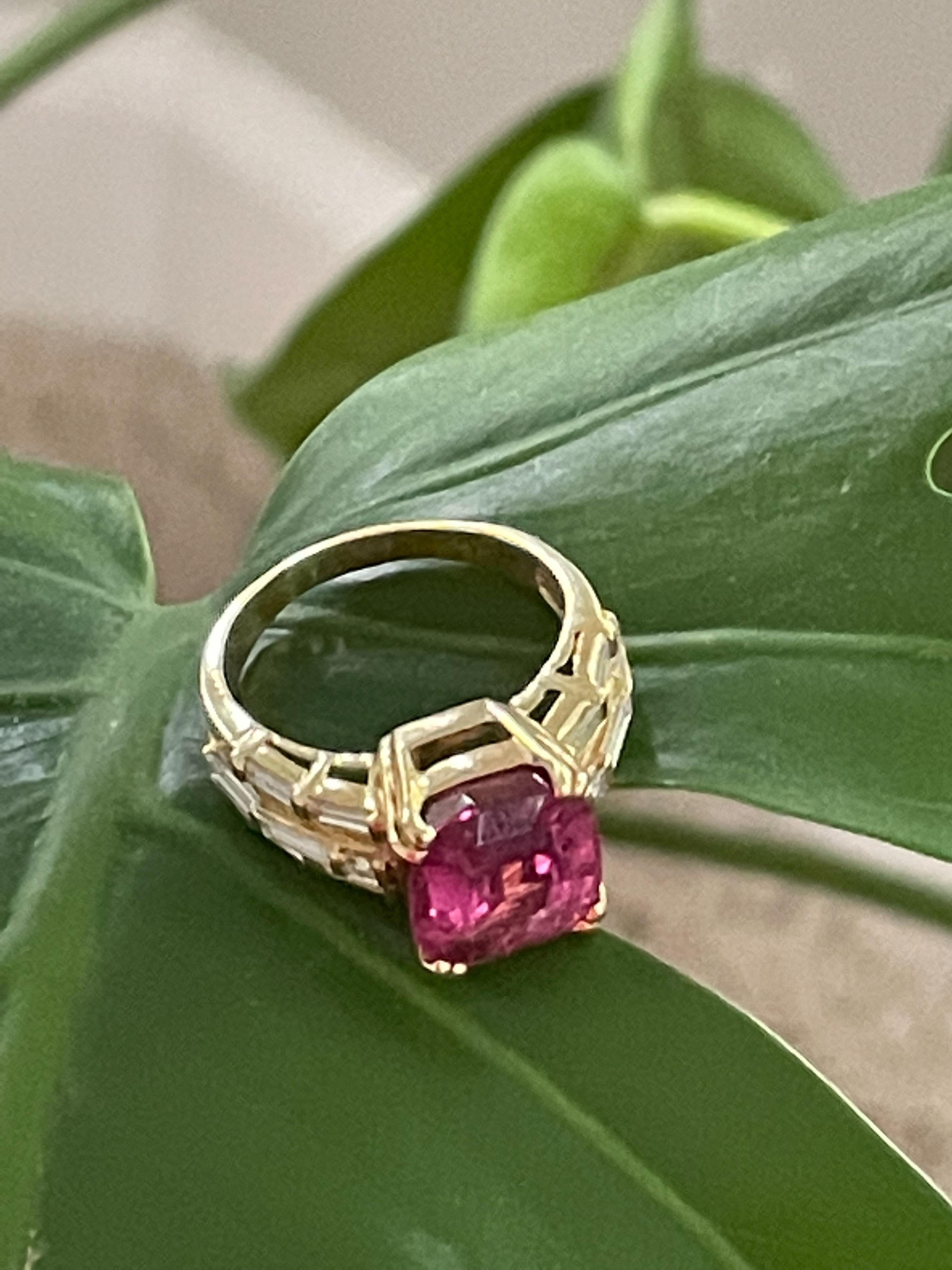 Moderner Ring aus 18 Karat Gelbgold mit rosa Turmalin im Kissenschliff und Diamant Damen im Angebot