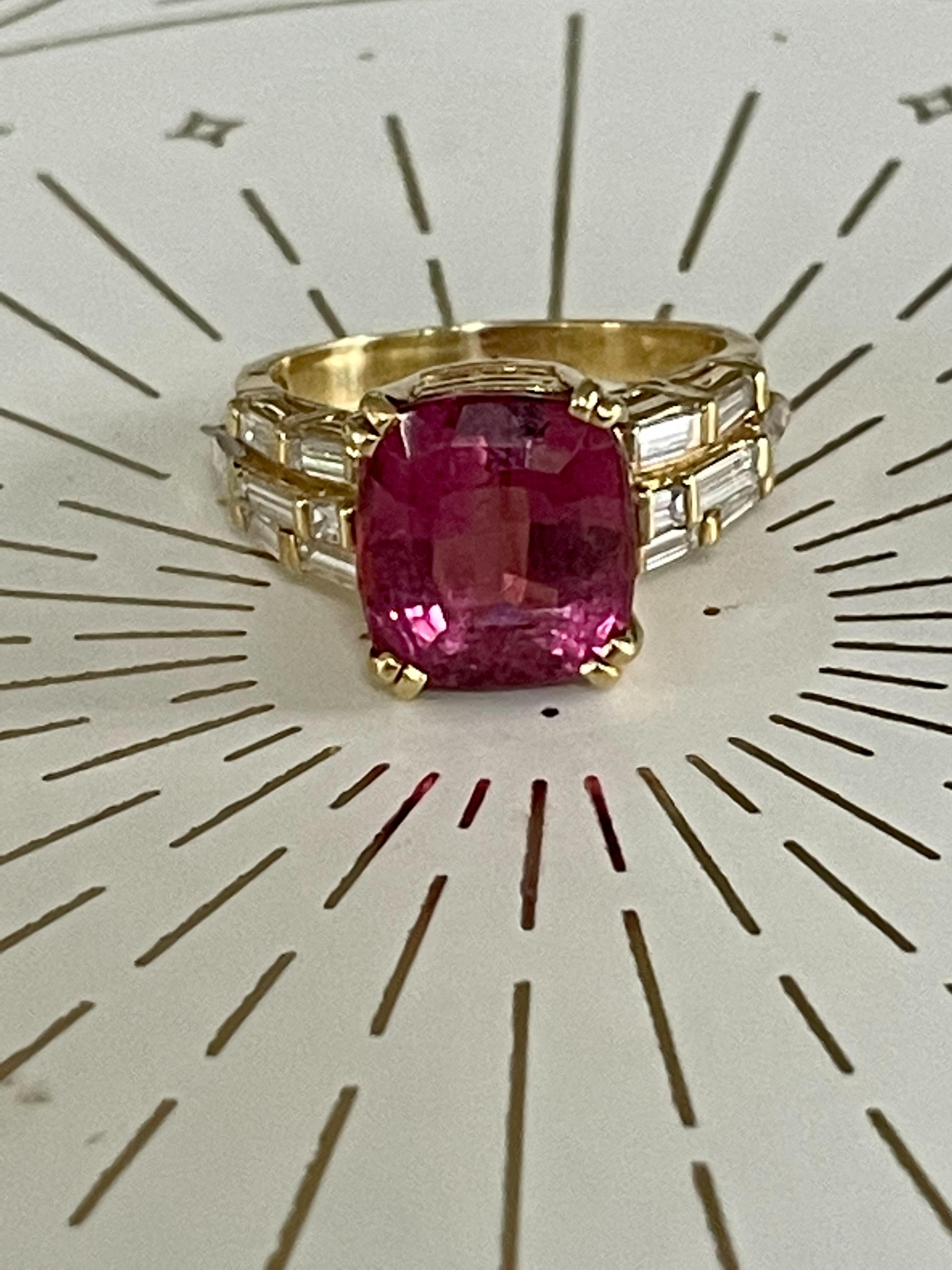 Moderner Ring aus 18 Karat Gelbgold mit rosa Turmalin im Kissenschliff und Diamant im Angebot 1