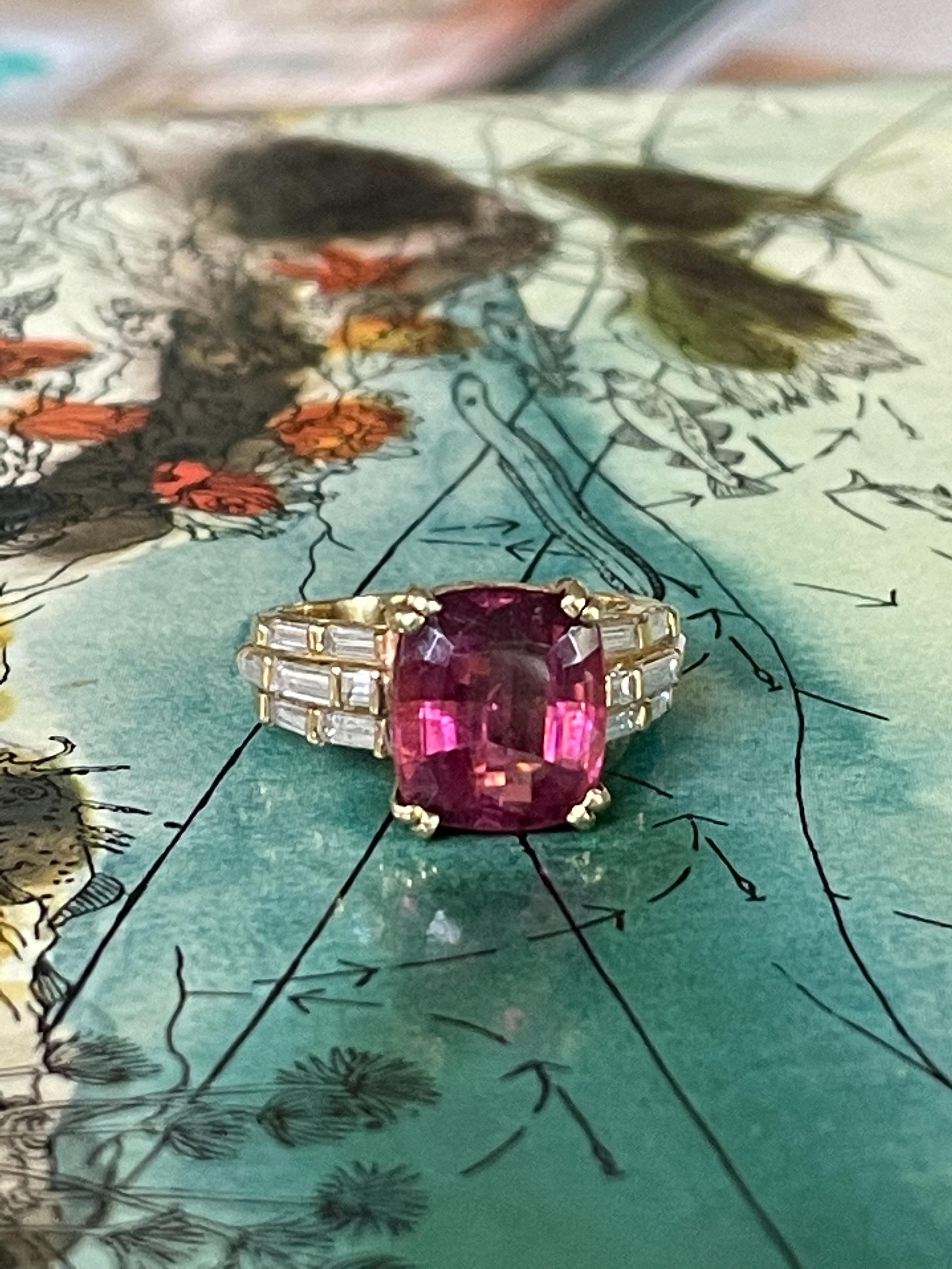 Moderner Ring aus 18 Karat Gelbgold mit rosa Turmalin im Kissenschliff und Diamant im Angebot 2
