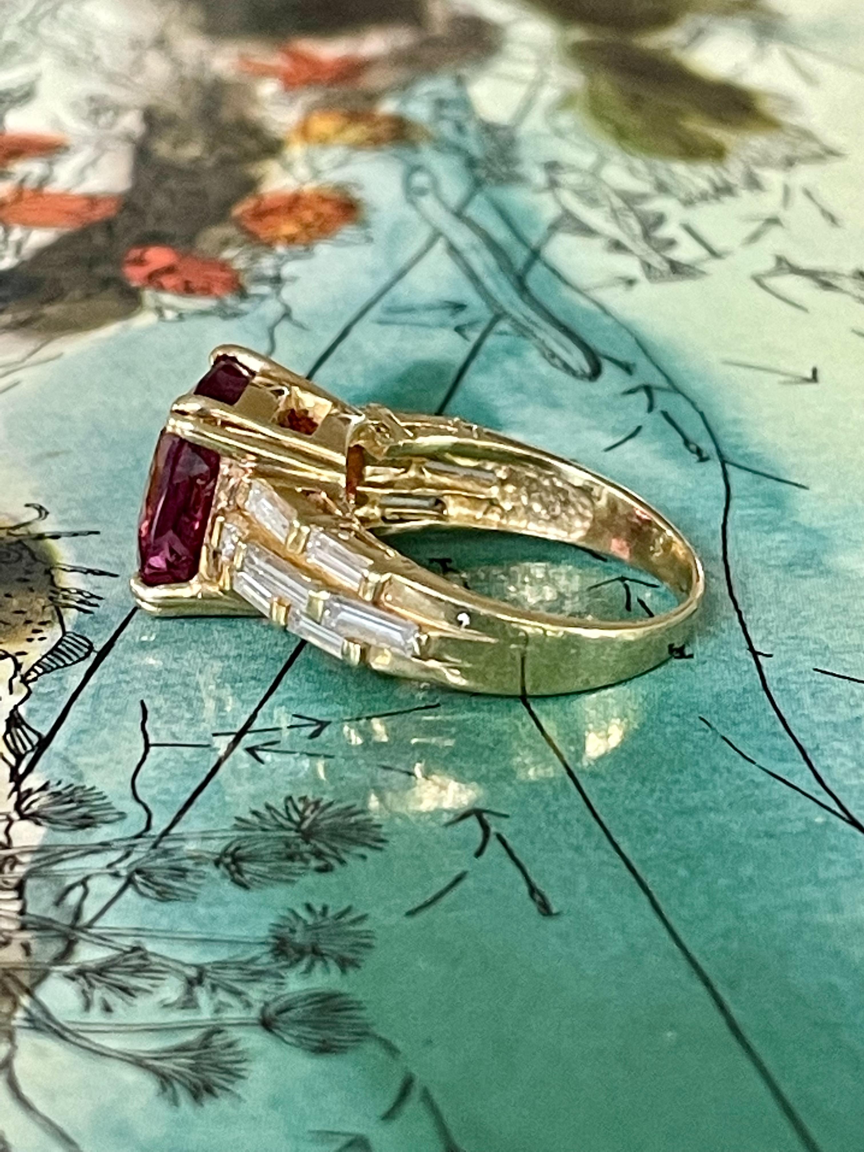 Moderner Ring aus 18 Karat Gelbgold mit rosa Turmalin im Kissenschliff und Diamant im Angebot 3