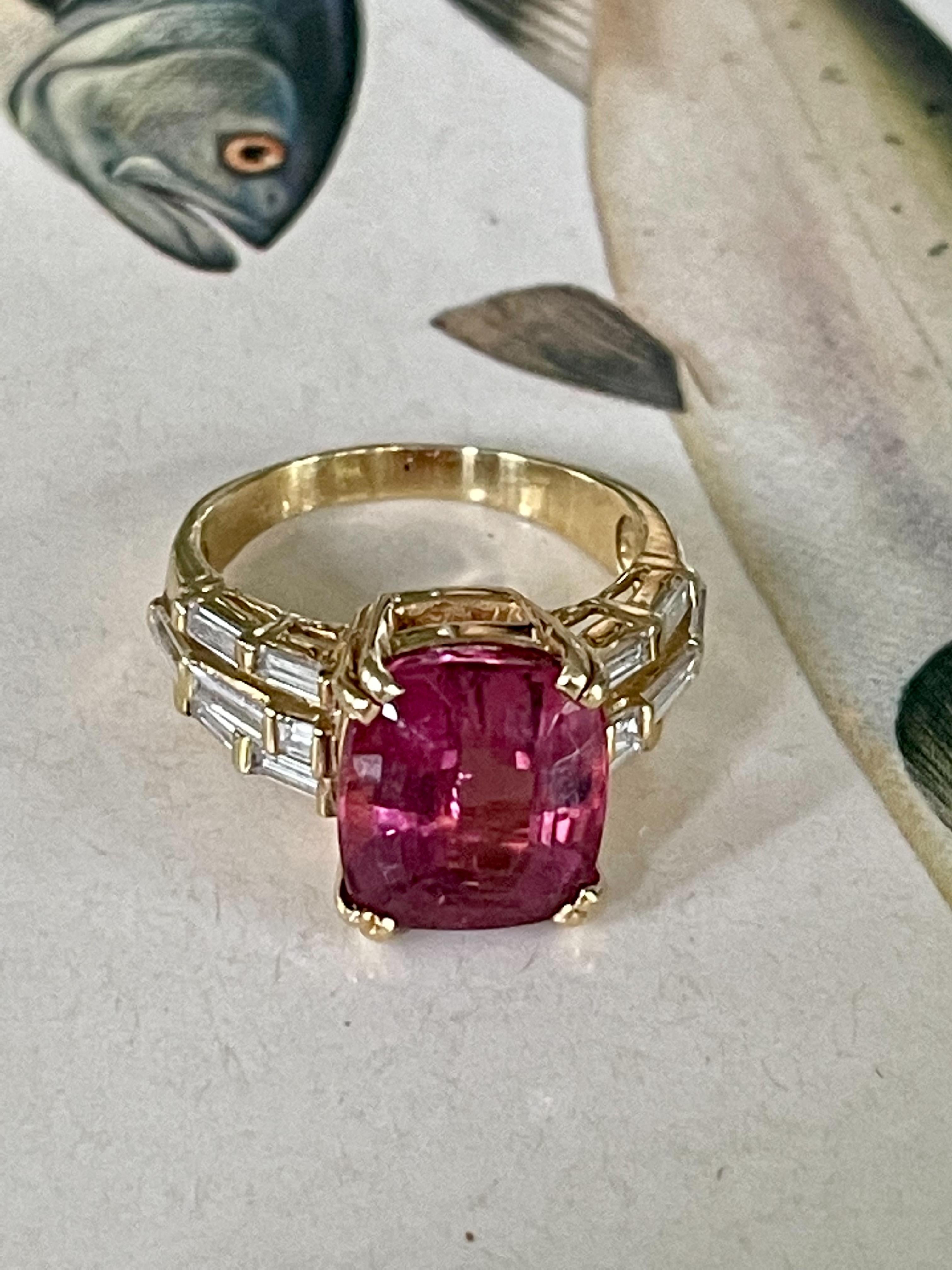 Moderner Ring aus 18 Karat Gelbgold mit rosa Turmalin im Kissenschliff und Diamant im Angebot 4