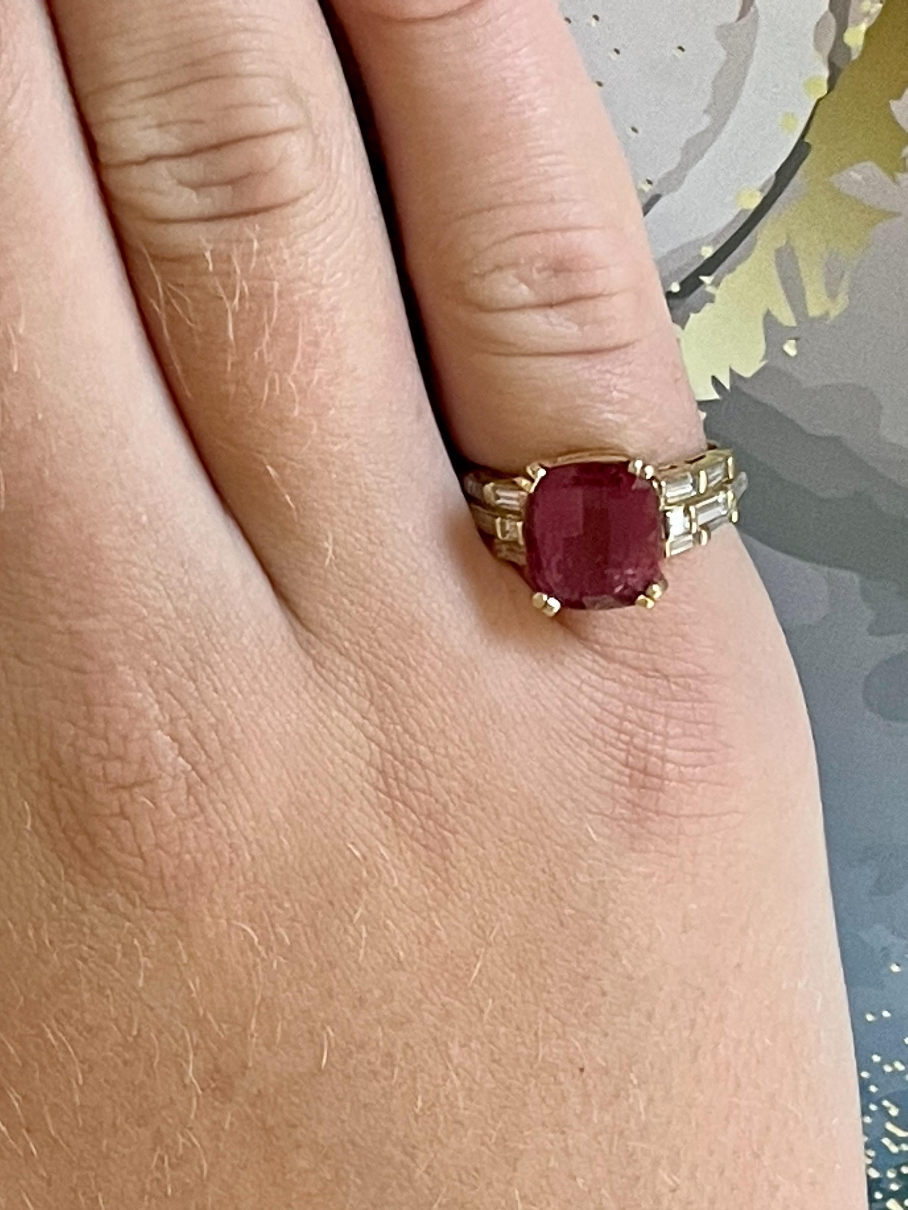 Moderner Ring aus 18 Karat Gelbgold mit rosa Turmalin im Kissenschliff und Diamant im Angebot 5