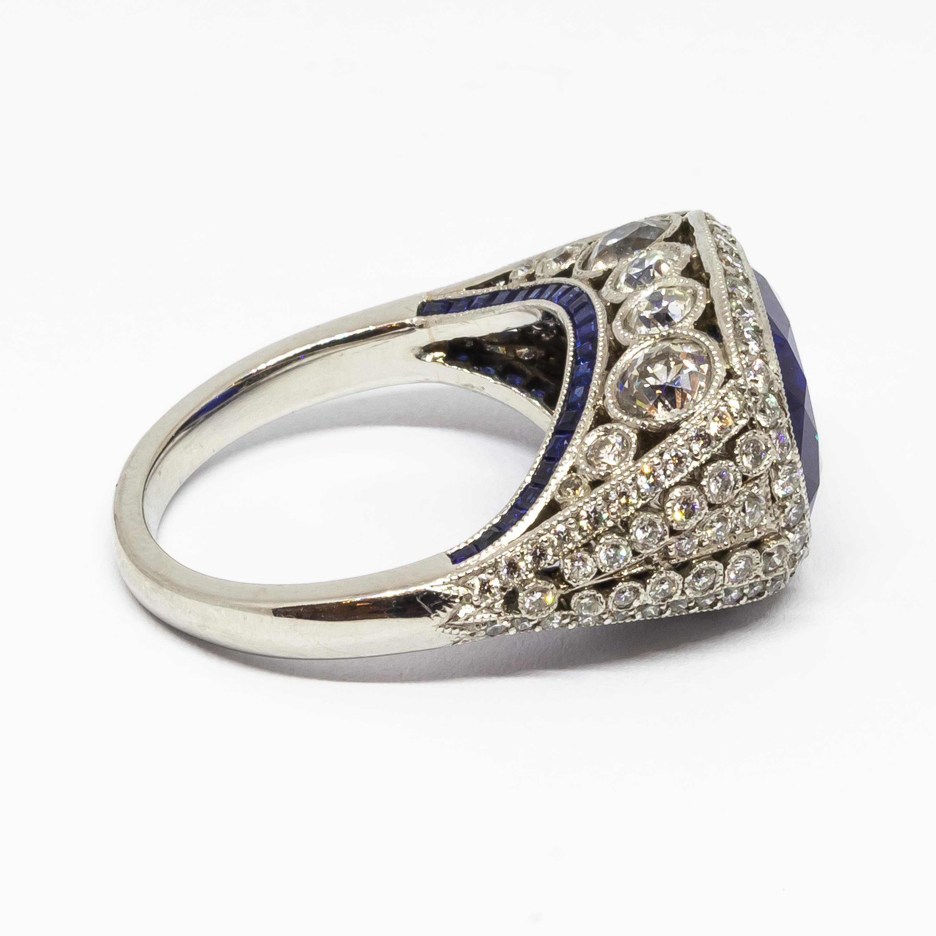 Anillo moderno de diamantes zafiro talla cojín y platino, 8,64 quilates Moderno en venta