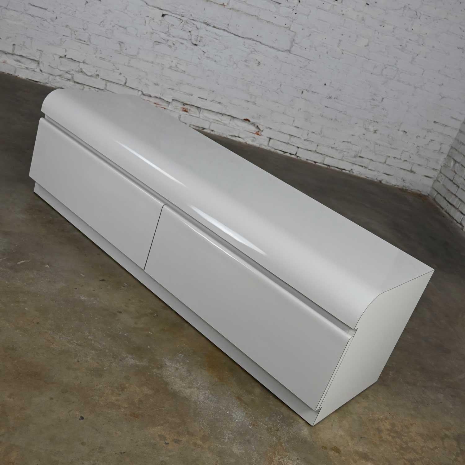 Modern Custom Built Light Gray Laminate Low 2 Drawer Dresser Bench Seat Storage In Good Condition In Topeka, KS
