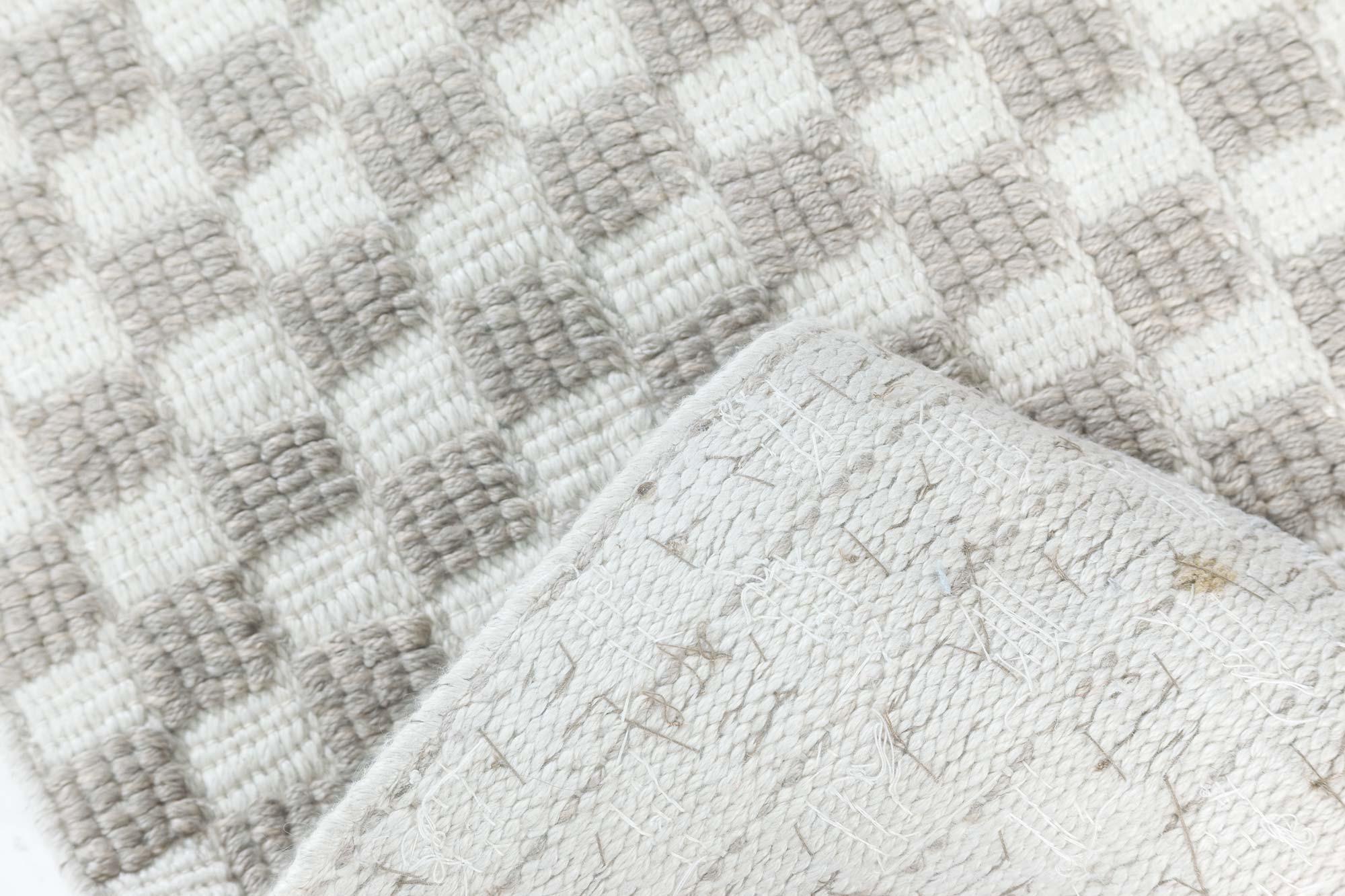 Moderner Läufer aus grauer und weißer Wolle im schwedischen Stil von Doris Leslie Blau im Angebot 1