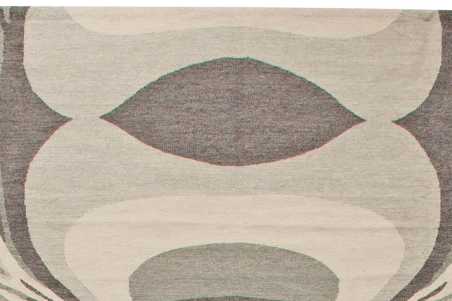 Modern Cyclone Flat-Weave Rug in Beige and Gray by Doris Leslie Blau In New Condition For Sale In New York, NY