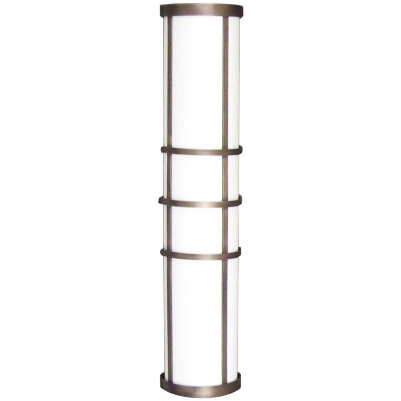 Moderne Zylinder-Wandleuchte aus Leinen und Messing, entworfen   im Angebot