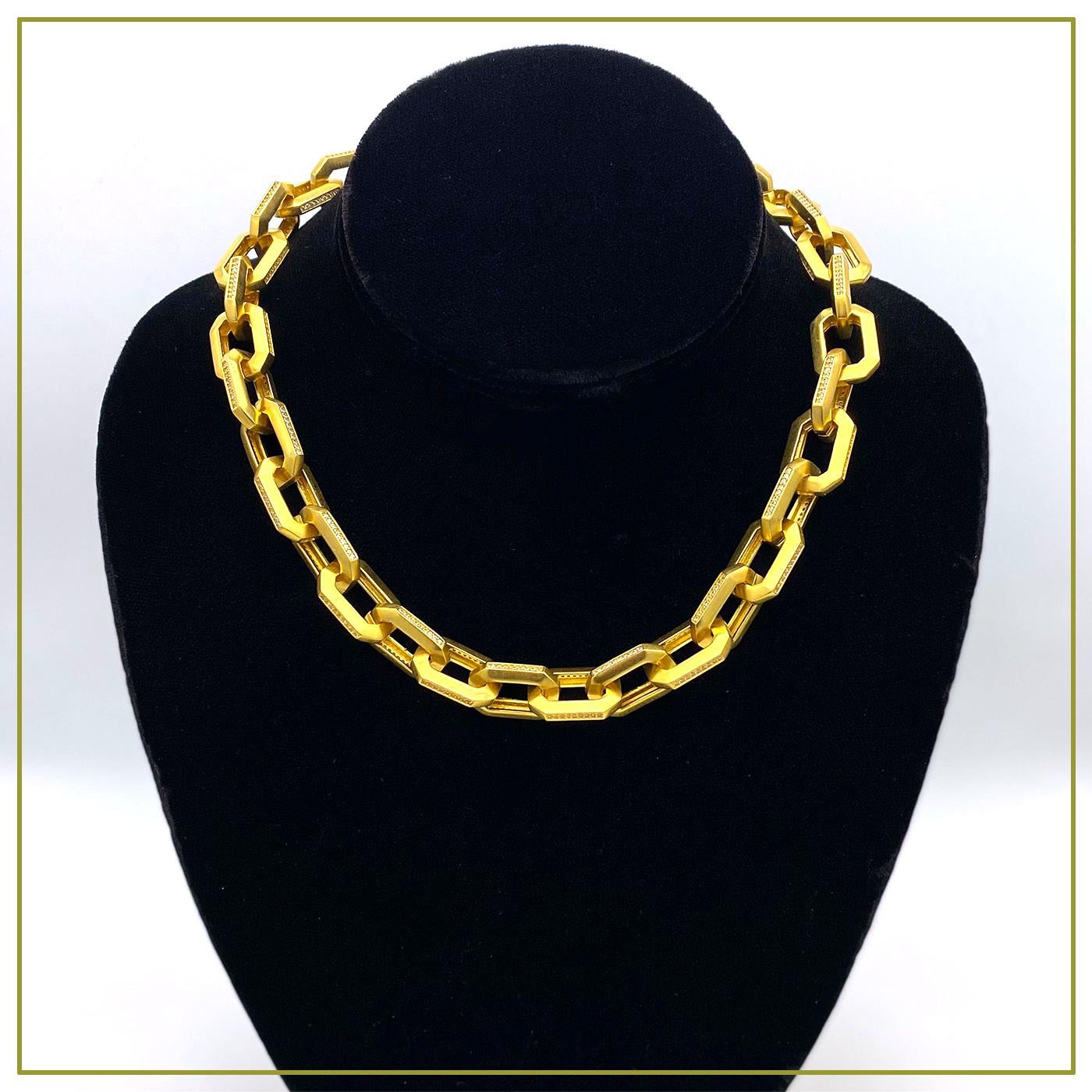 Questa è una nuova collana con catena d'oro e CZ. Questa collana ha una catena pesante placcata oro di 0,75 x 0,5 decorata con CZ ai lati delle maglie. Sembra uno stile moderno anni '80. Vedi il nostro braccialetto simile venduto separatamente.

La