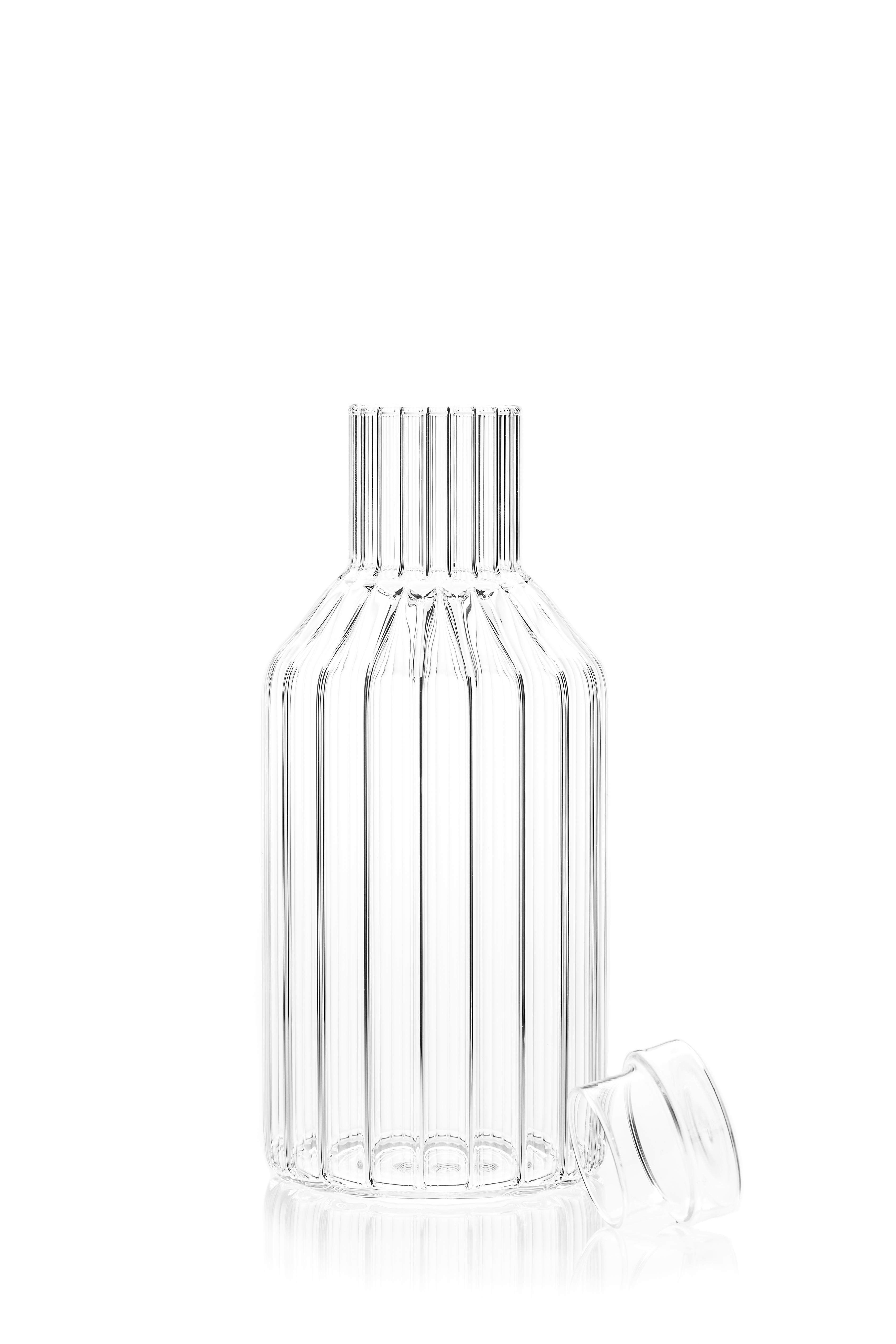 La caraffa decanter in vetro ceco chiaro contemporaneo Boyd con top è formalmente forte, ma con dettagli delicati espressi attraverso le linee e la scanalatura interna. Moderna e retrò, la bottiglia è un design senza tempo che si adatta a molti