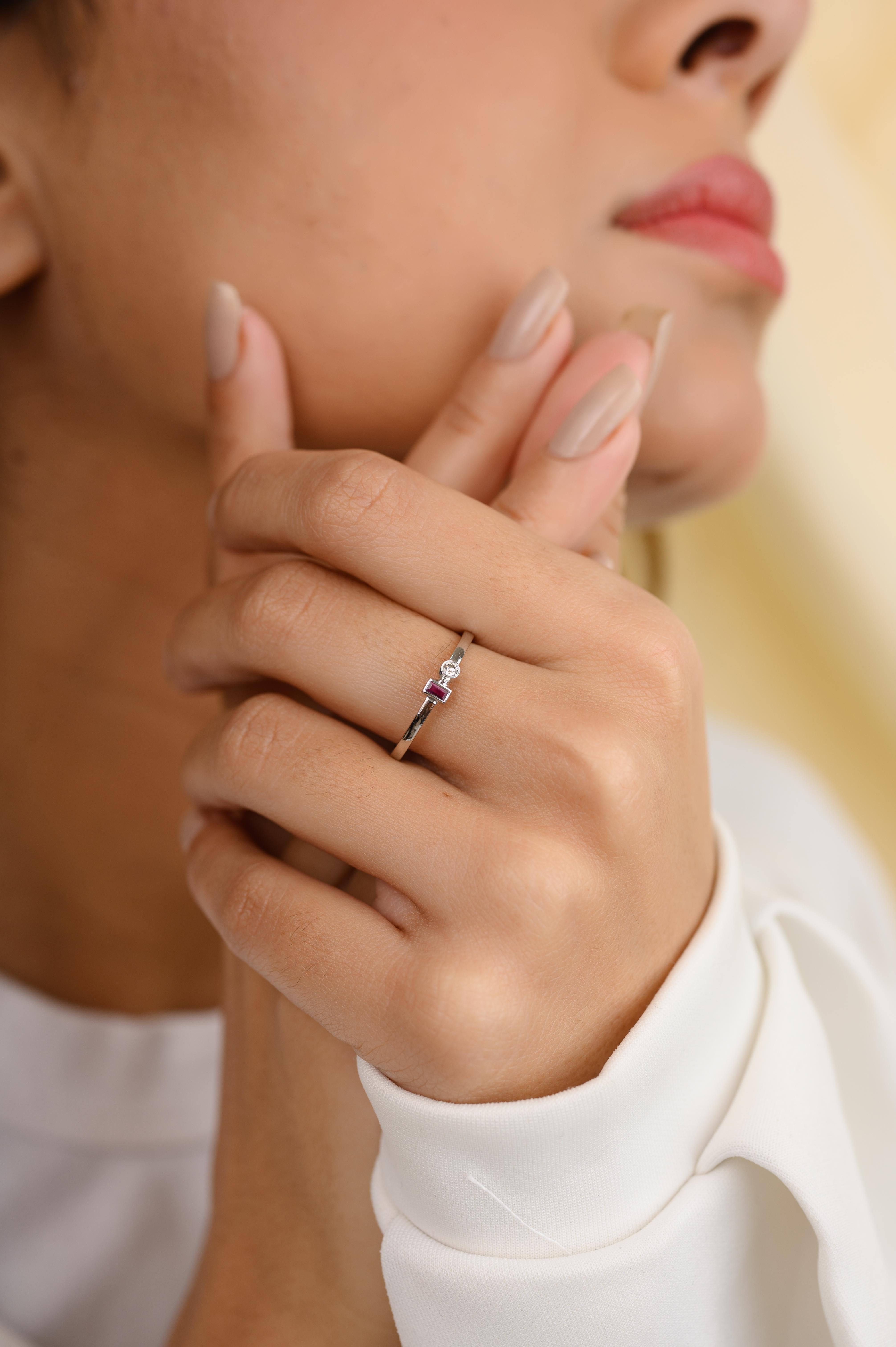 Im Angebot: Moderner moderner Ring mit zwei Steinen Rubin und Diamant in 14k Weißgold () 2