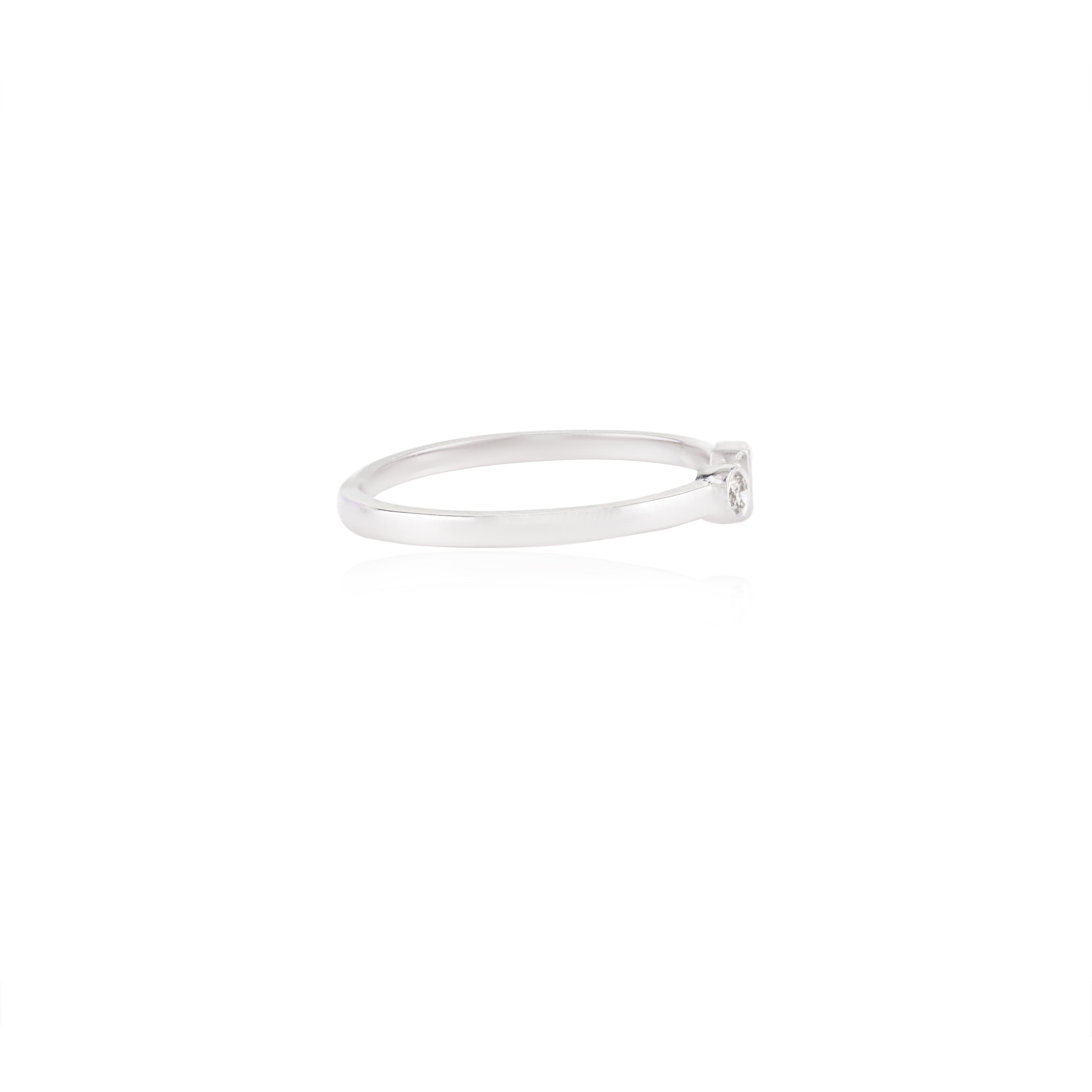 Im Angebot: Moderner moderner Ring mit zwei Steinen Rubin und Diamant in 14k Weißgold () 5