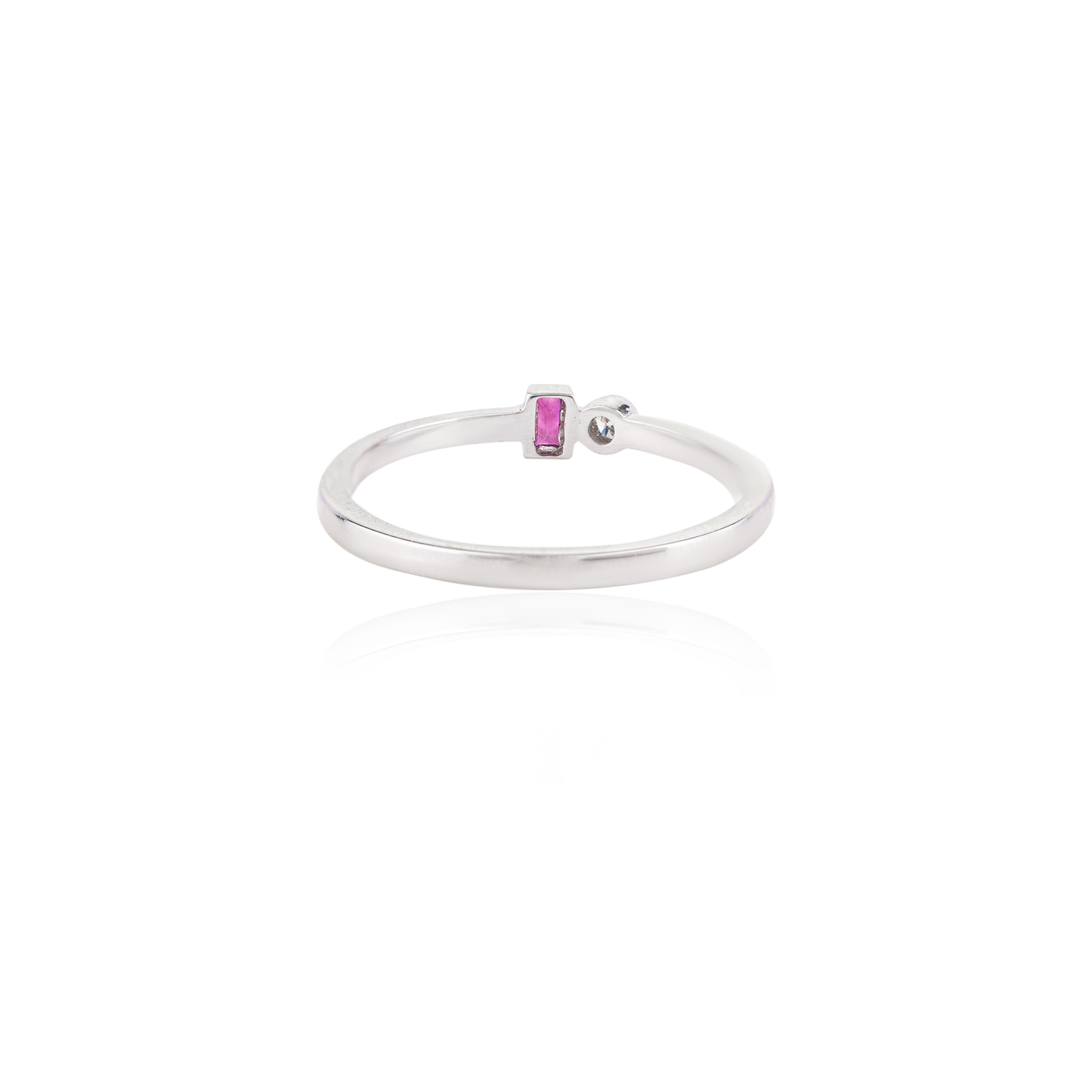 Im Angebot: Moderner moderner Ring mit zwei Steinen Rubin und Diamant in 14k Weißgold () 6