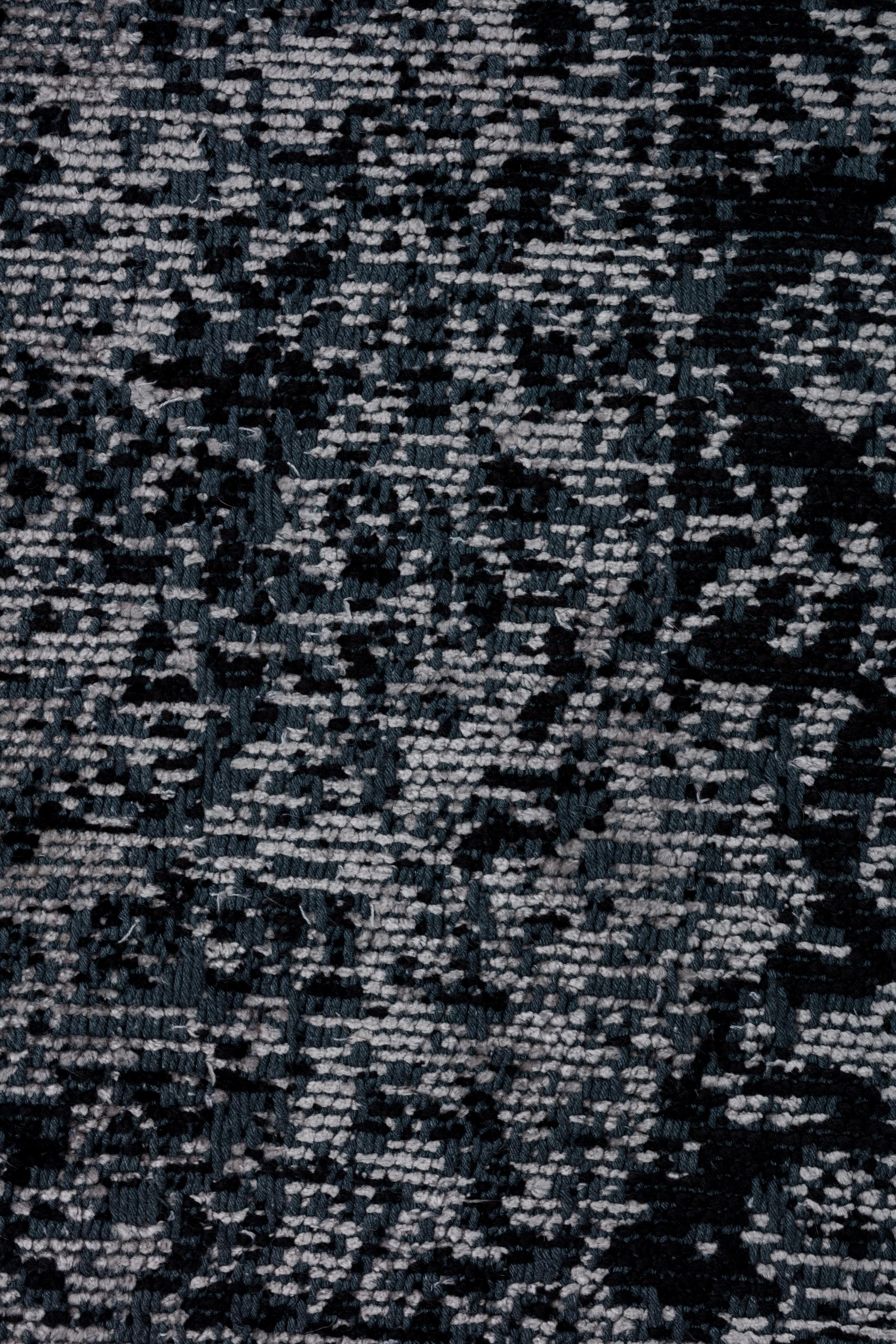 For Sale:  (Black) Modern  Damask Luxury Area Rug 5