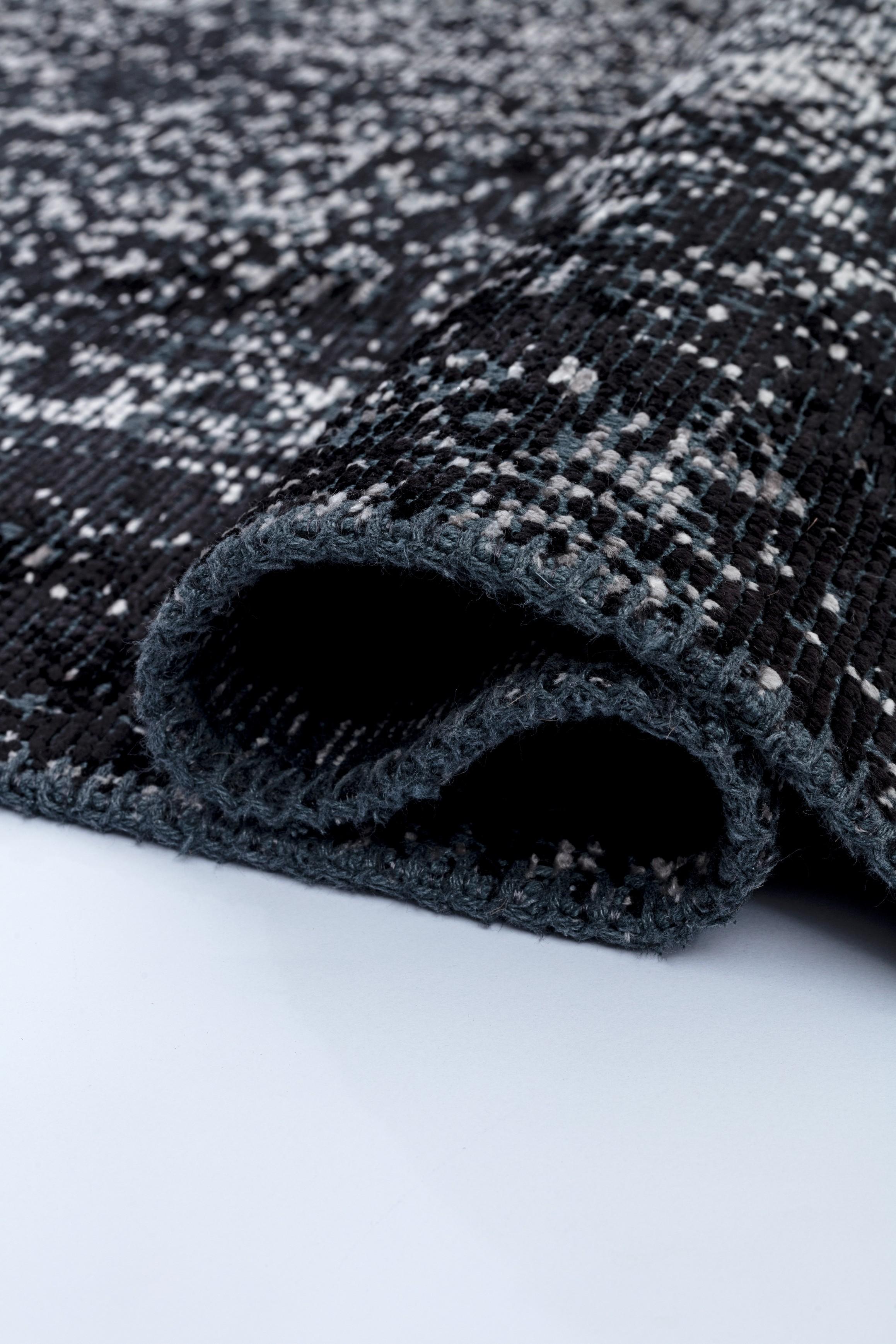 For Sale:  (Black) Modern  Damask Luxury Area Rug 2