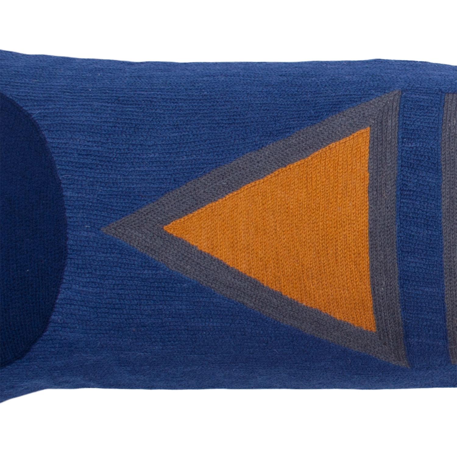 Moderne Dana Lendenkissenbezug aus blauer Wolle, handbestickt (Indisch)