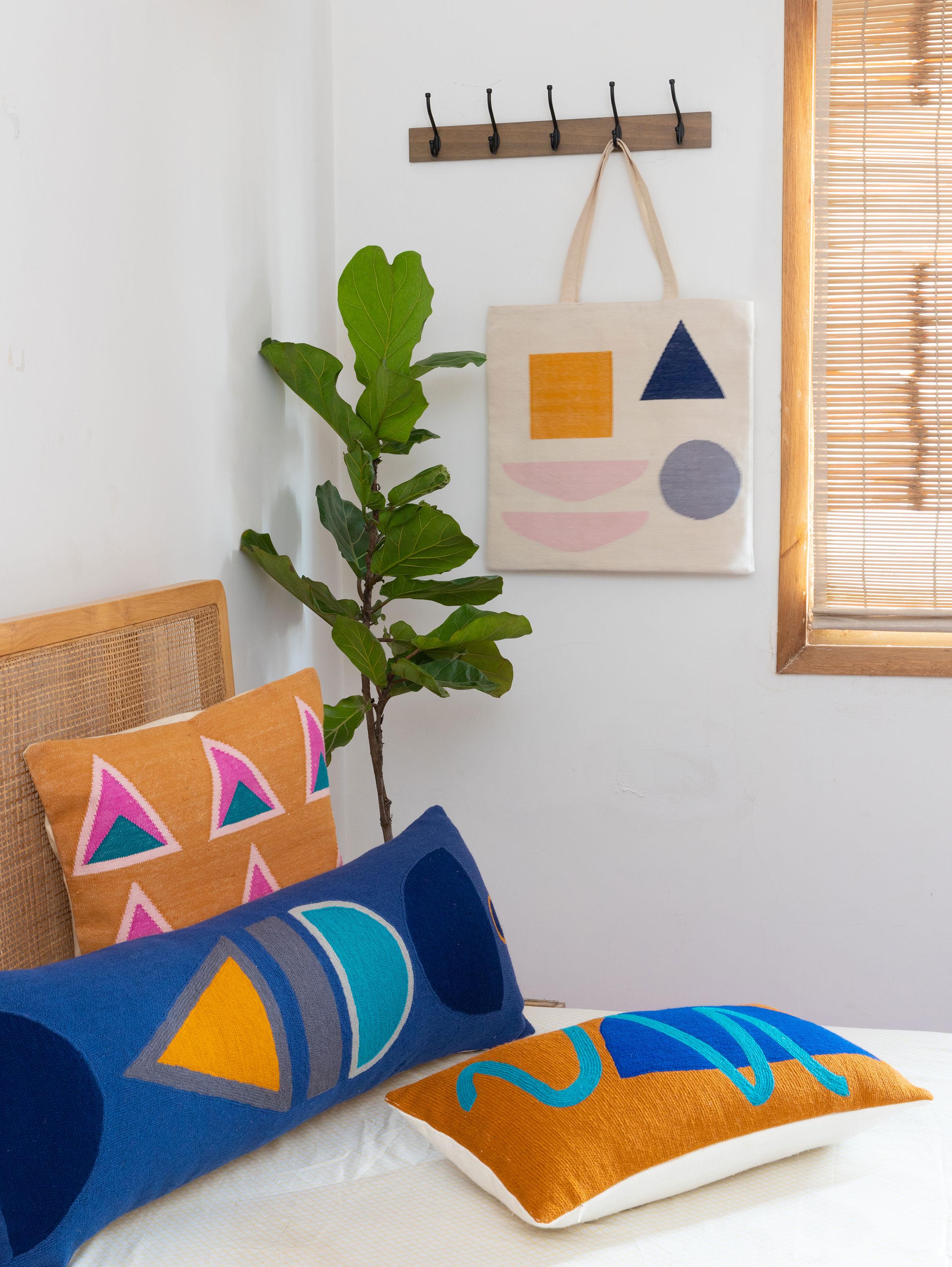 Moderne Dana Lendenkissenbezug aus blauer Wolle, handbestickt (Bestickt)