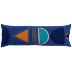 Moderne Dana Lendenkissenbezug aus blauer Wolle, handbestickt
