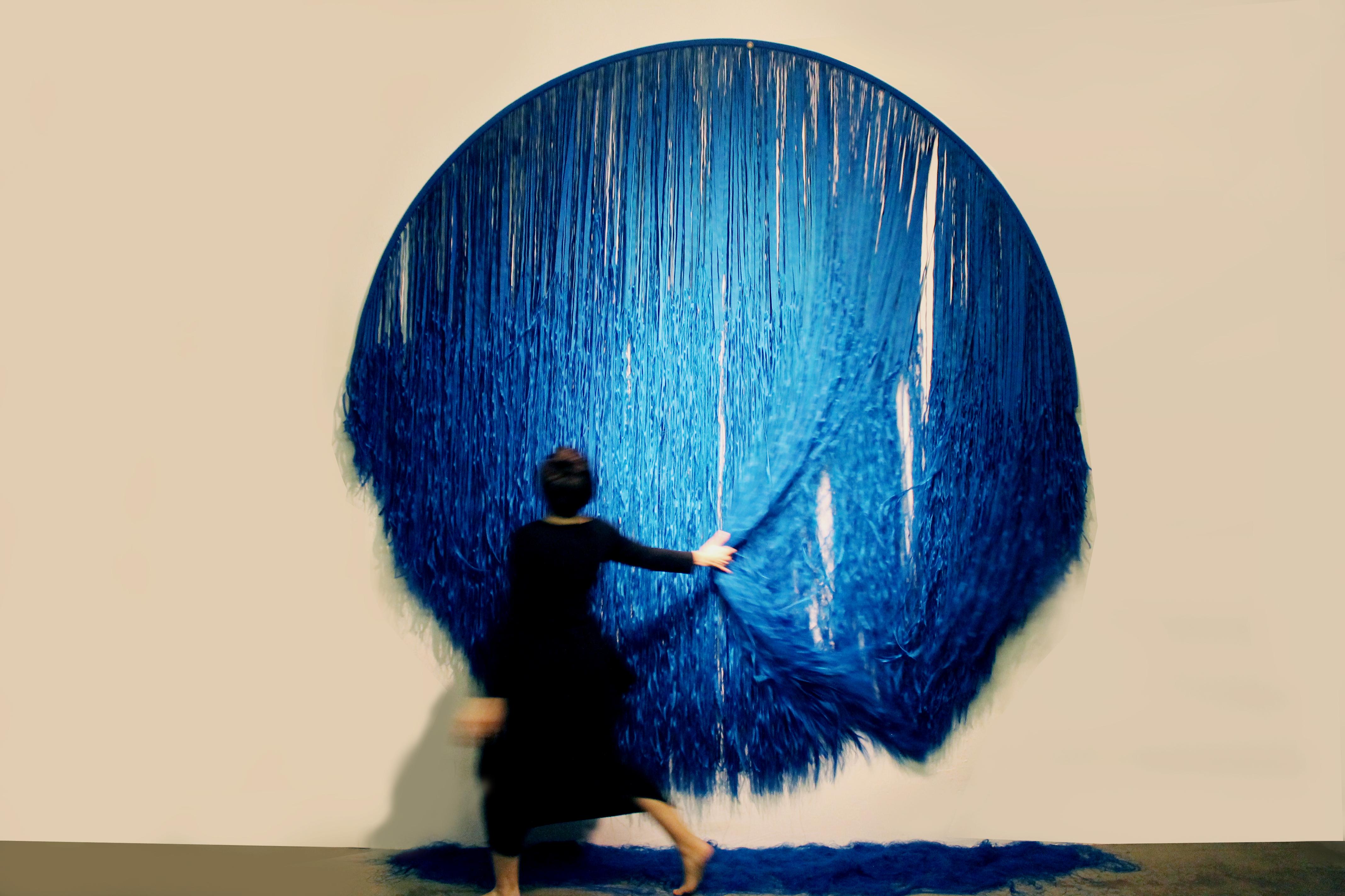 Moderner runder Daniele Papuli für Dilmos-Wandteppich aus Polyesterfaserband (Italienisch) im Angebot