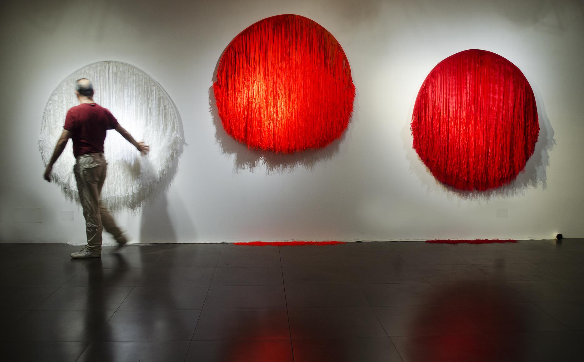 Daniele Papuli pour Dilmos, ruban de tapisserie circulaire en fibre de polyester moderne en vente 1