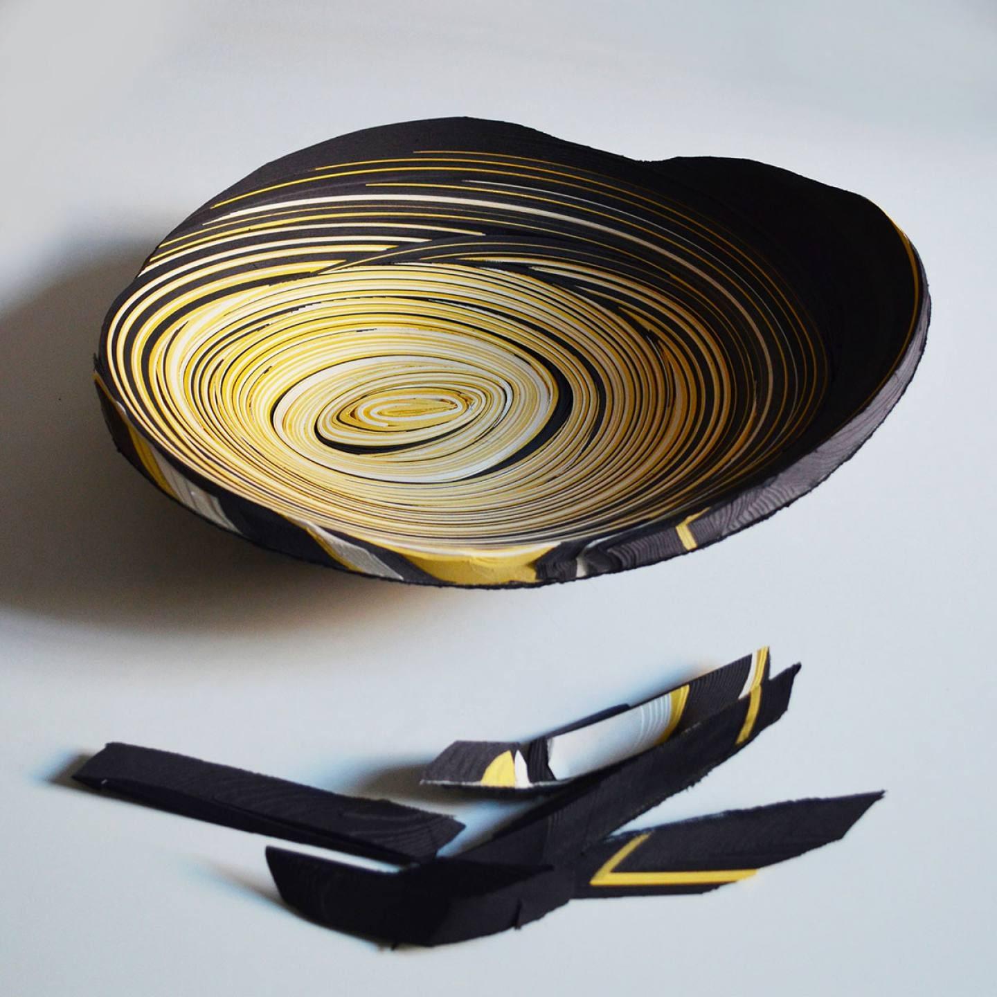 Sculptural plate in a laminated concave, composed of strips of cardboard selected for colour and density. Strips of black and yellow cardboard joined to form rings, which are then cut manually to create unique shapes.
Signed by the