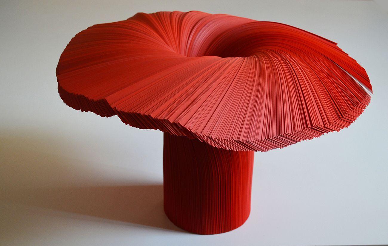 Vase rouge conçu par Daniele Papuli pour Dilmos Edizioni. Le vase sculptural est une structure lamellaire réalisée en feuille de vinyle souple de couleur rouge. 
Chaque bande rouge est soigneusement découpée par le designer et c'est pourquoi chaque