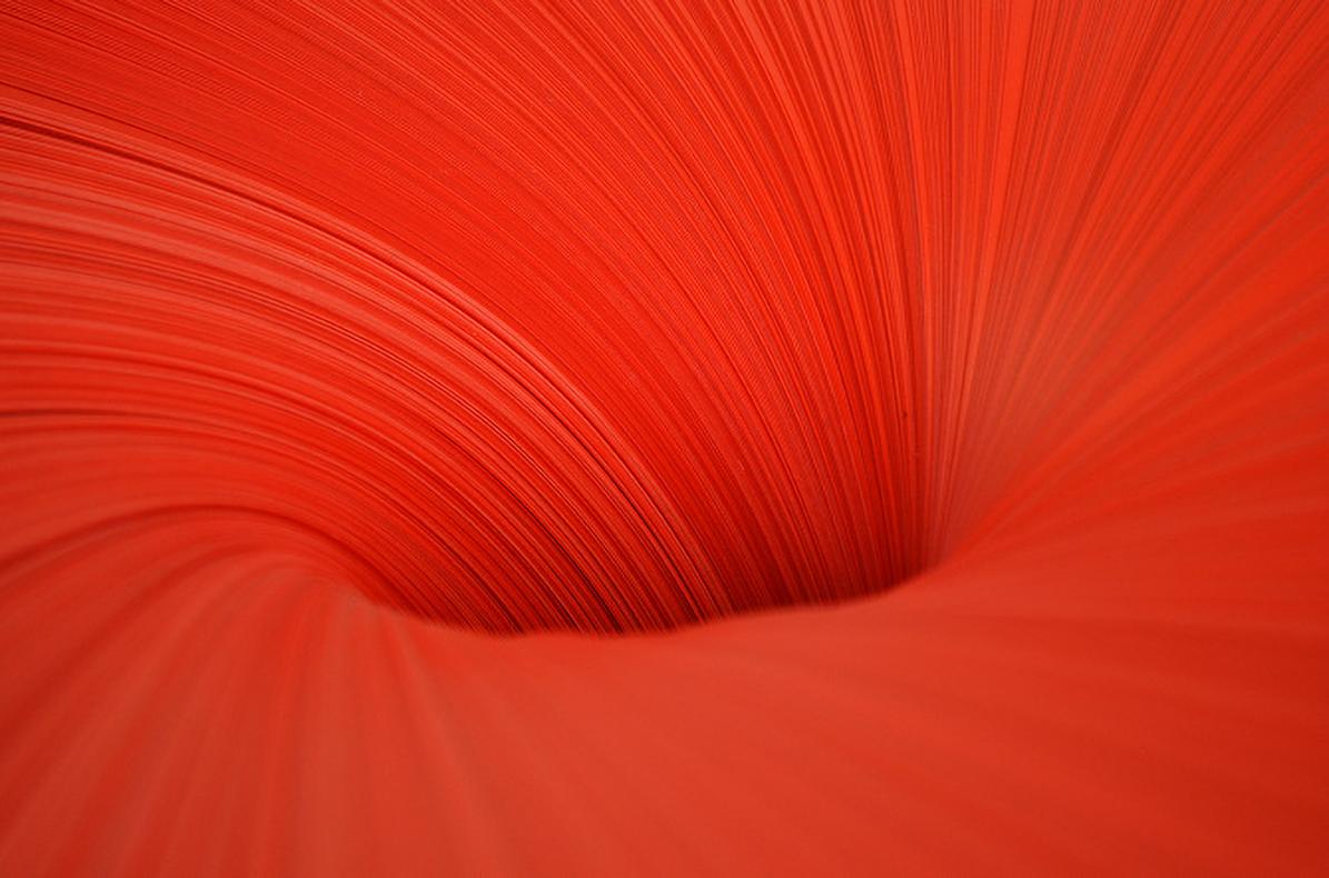 italien Vase moderne Daniele Papuli pour Dilmos Sculpture en vinyle rouge, fabriquée à la main en vente