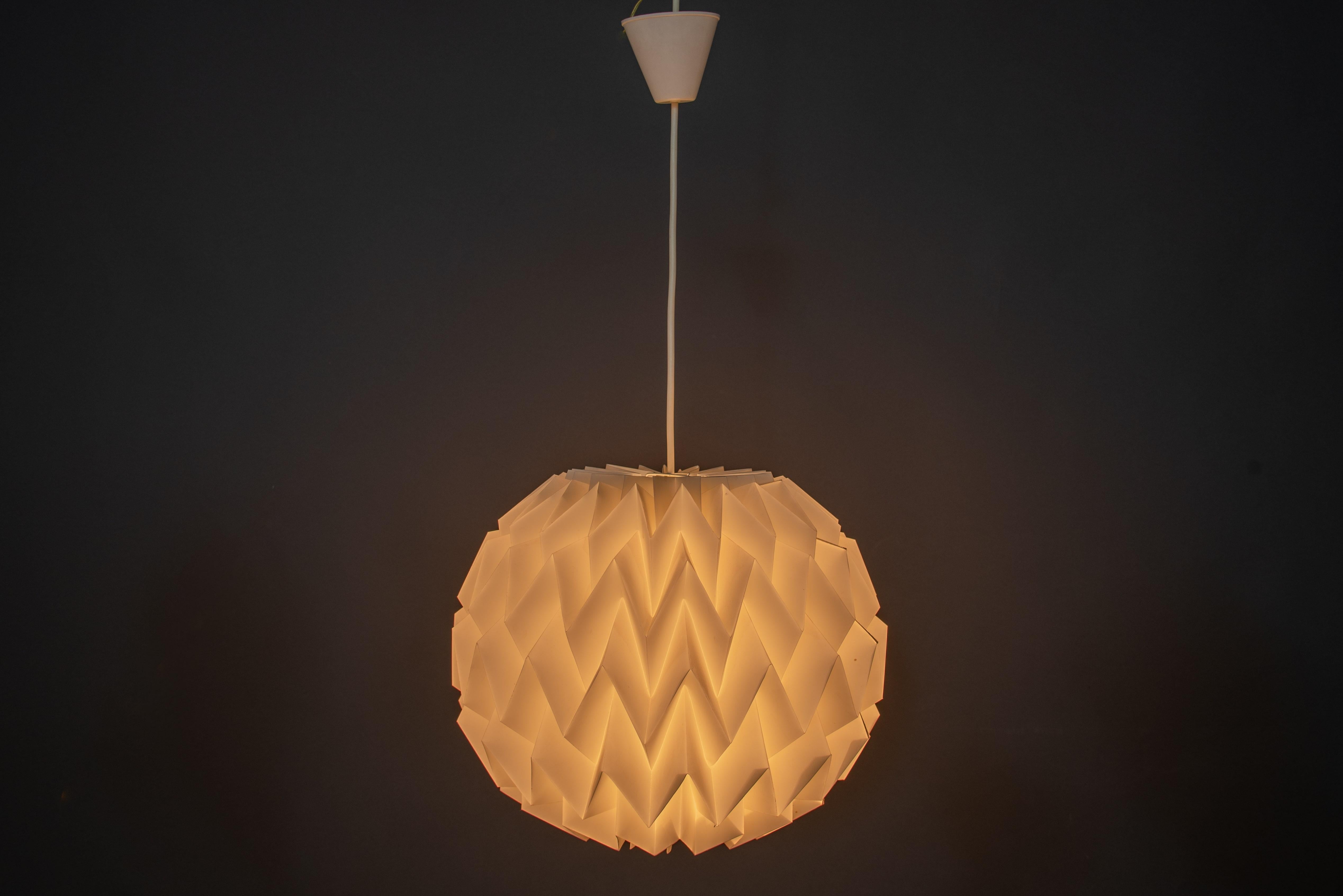 Vintage Scandinavian pendant by architect Kaare Klint (1888-1954) 
Round ’Origami’ shape 
Metal structure illuminated from the inside, allows a play of light and an atmosphere of rare intensity.
Perfectly working.

Every item of our Gallery, upon