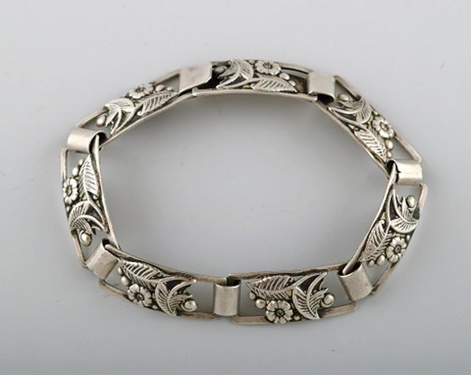 Modern Danish design. Bracelet in silver.
Stamped 830S.
In perfect condition.
Measures: 17,2 cm.