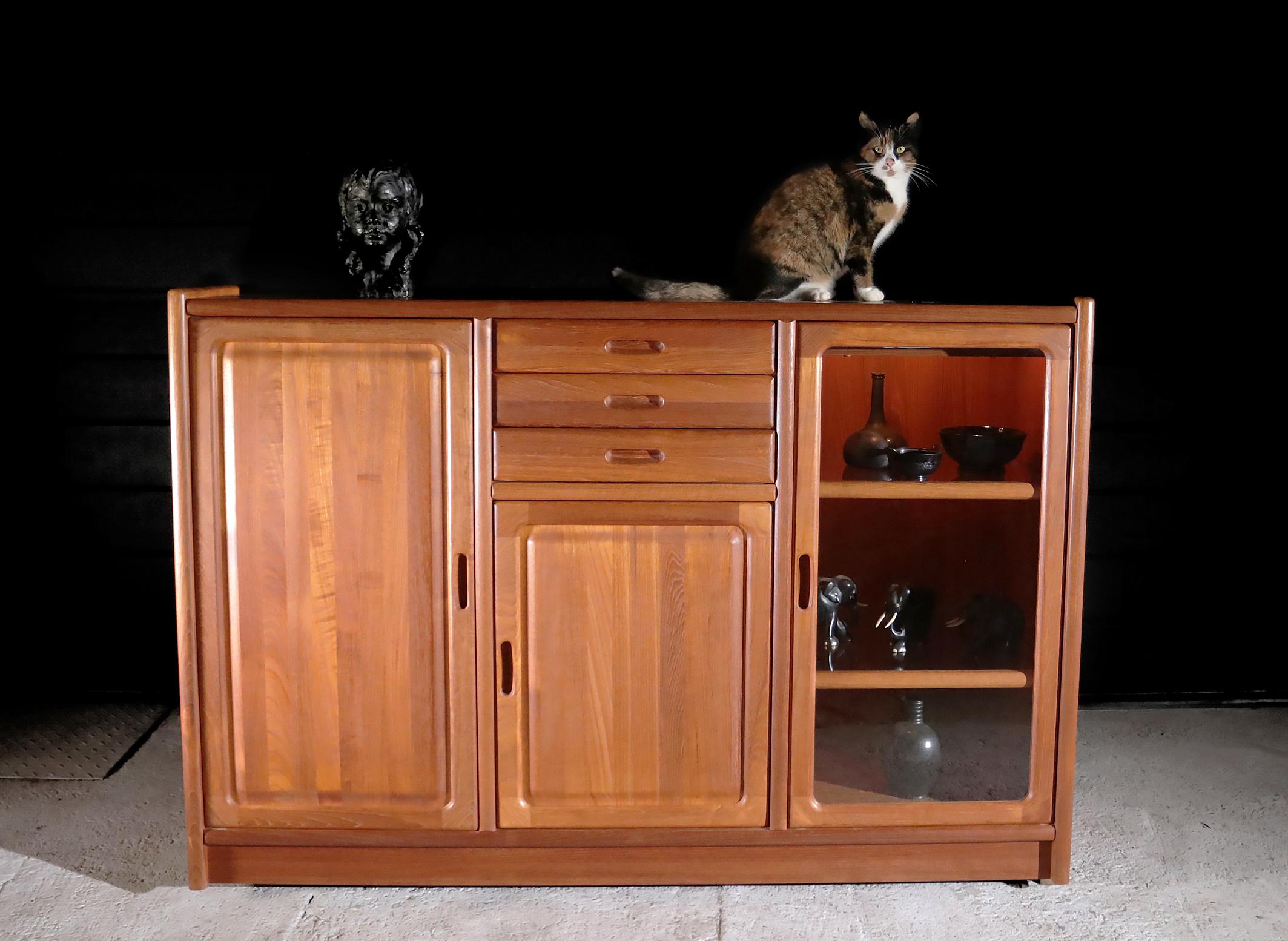 Danishs design Frederiksborg highboard made by Dyrlund in 1995.
Since 1960 Dyrlund has been manufacturing furniture of the highest quality.
Dyrlund’s clientele can be found worldwide and includes many Heads of State, a selection of Lords, and