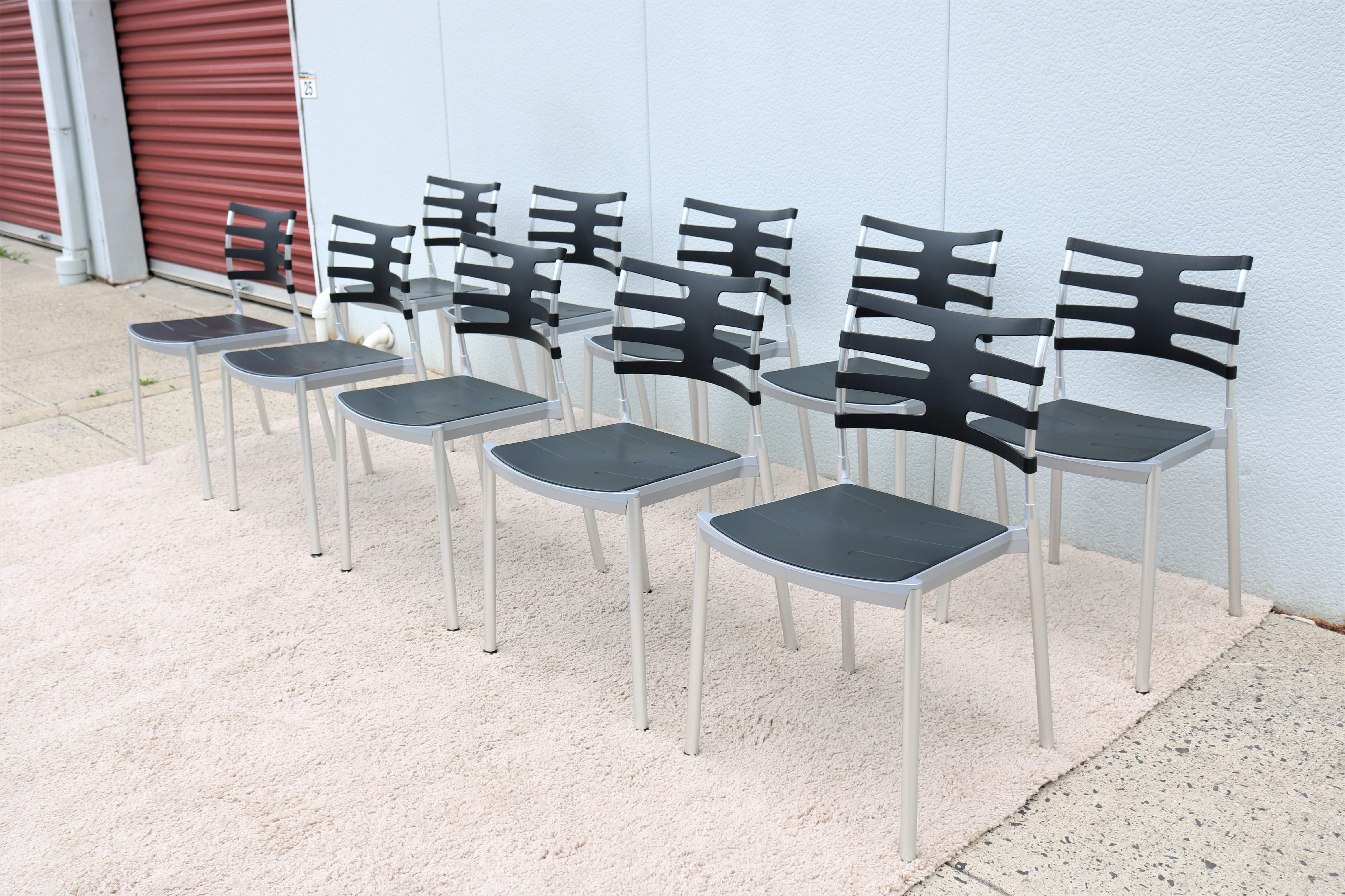 Die eleganten und minimalistischen Ice-Stühle sind stilvoll und funktional. Ice ist der erste Stuhl von Fritz Hansen, der sowohl für den Innen- als auch für den Außenbereich geeignet ist.
Das leichte Design und die Stapelfunktion machen ihn zum