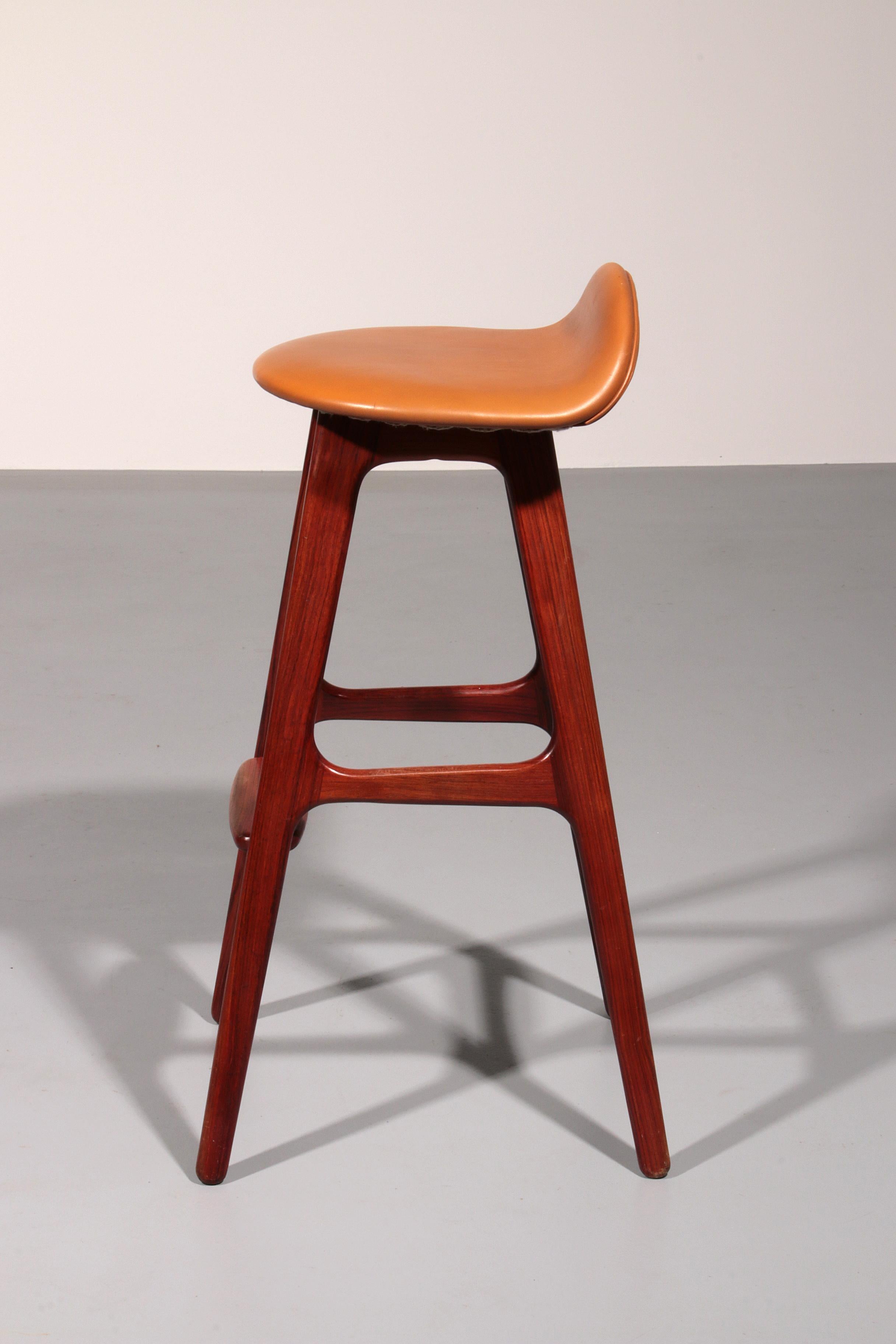 Modern Danish Leather and wood Model OD-61 Bar Stool by Erik Buch for Oddense In Good Condition For Sale In Oirlo, LI