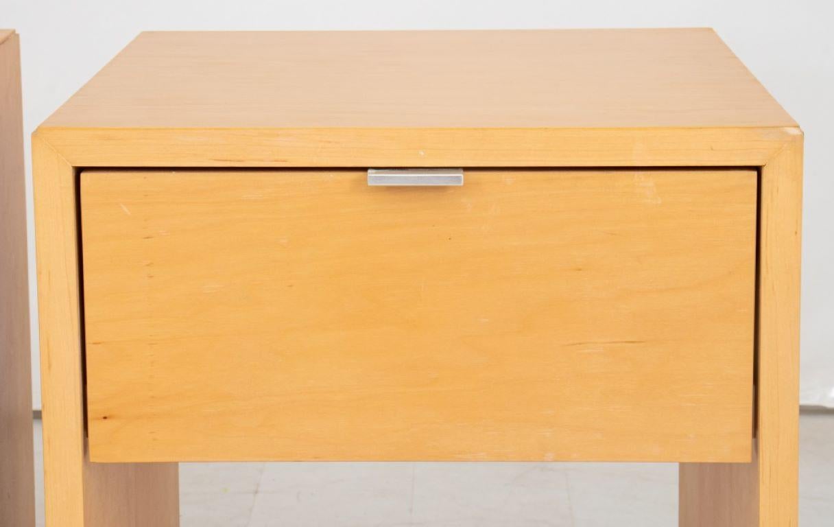 Ein Paar moderne dänische Endtische aus blondem Holz mit einer Schublade über einem offenen Regal auf vier Chromfüßen. Provenienz: Aus einer Riverside Drive Collection'S.