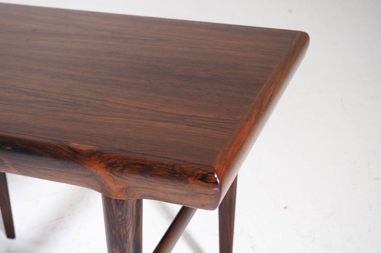 Moderner dänischer Tisch aus Palisander, 1960er Jahre. Sehr dekorativ und schön!
Maße: H. 50 B. 70 T. 42 cm.
H. 19.6 B. 27,5 T. 16,5 Zoll.