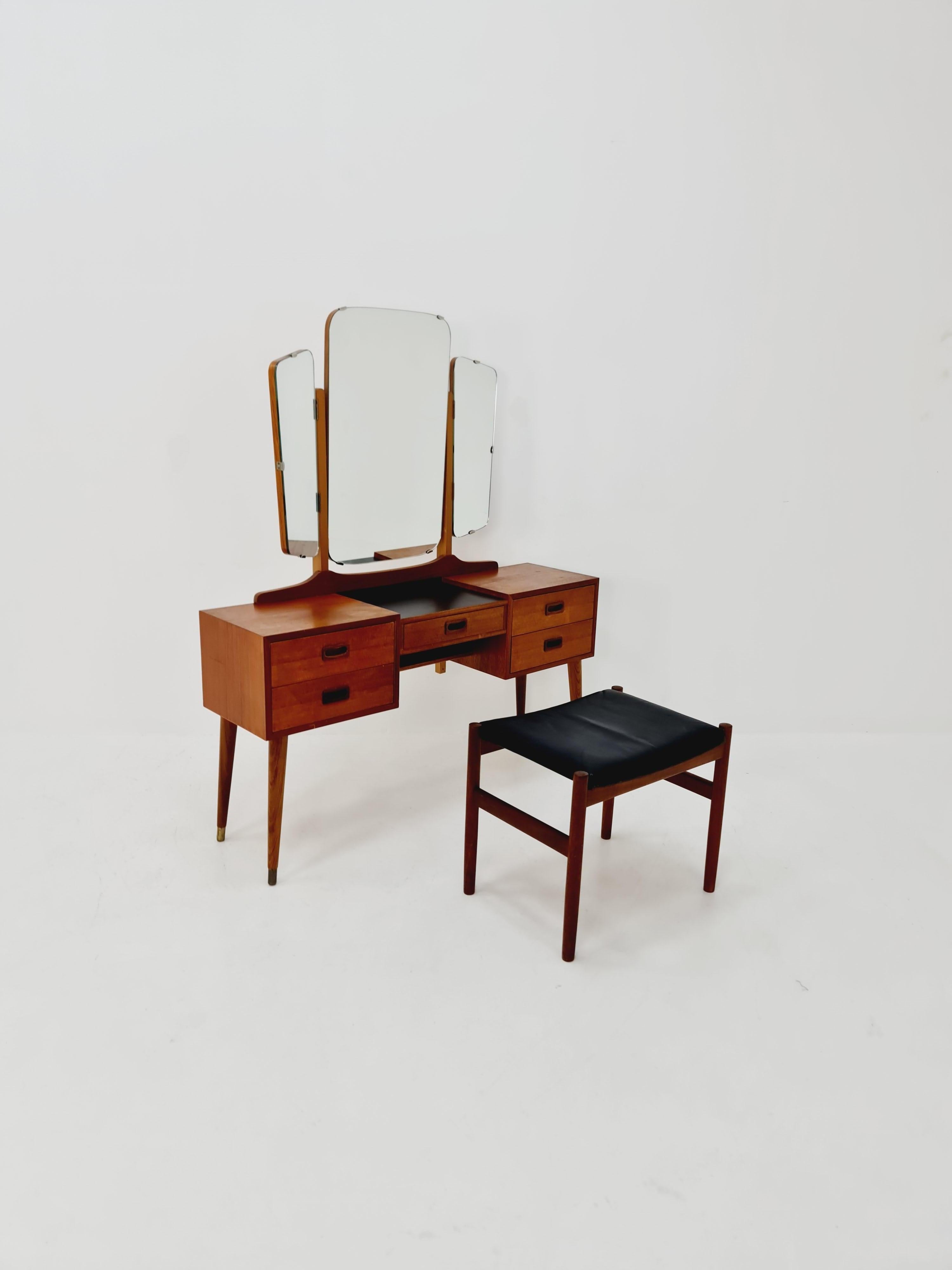 Modern Danish Teak vanity table with stool make up table by Fröseke 1960 For Sale 5