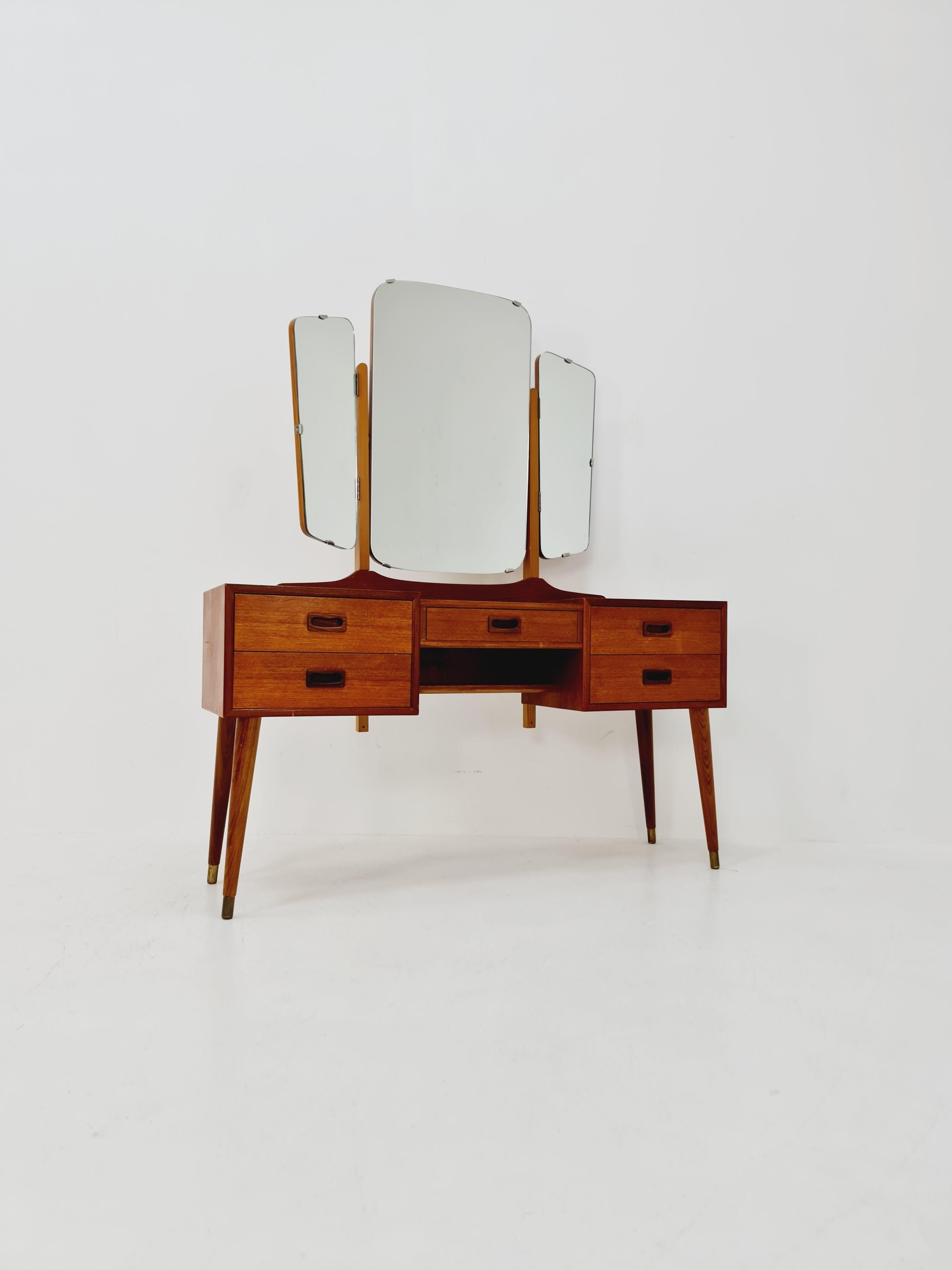 Mid Century Modern Danish Teak vanity table/ make up table from the 60s

by Fröseke for AB Nybrofabriken

Stool is included

Design year: 1960s

Dimension:
32 D x 119  W x 64 cm H, with mirror 140 H cm

Stool Dimension:
38 D  x 47 W x42 H

It is in