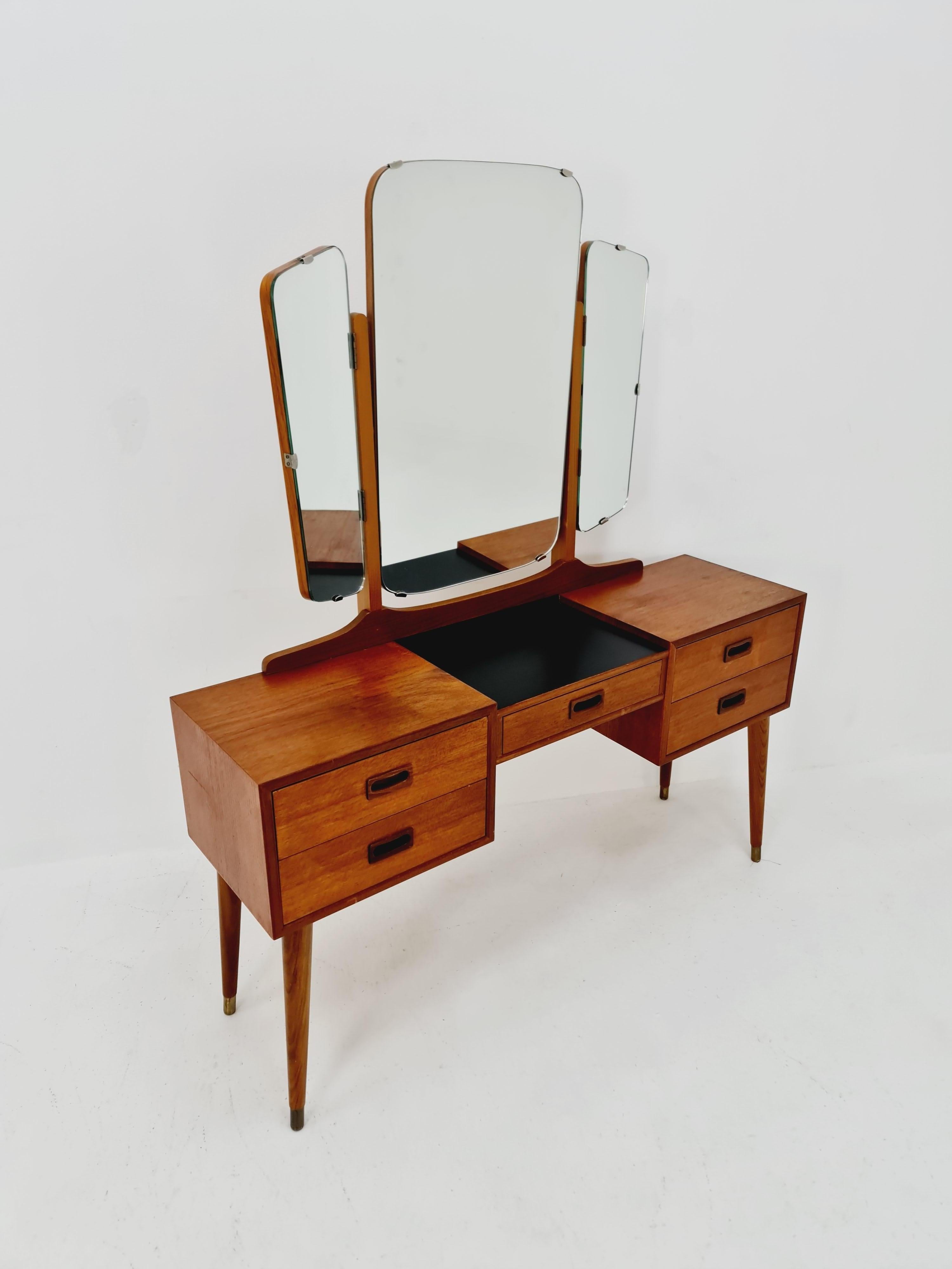 Mid-Century Modern Table de toilette moderne danoise en teck avec tabouret, table de maquillage par The Moderns Up&Up 1960 en vente