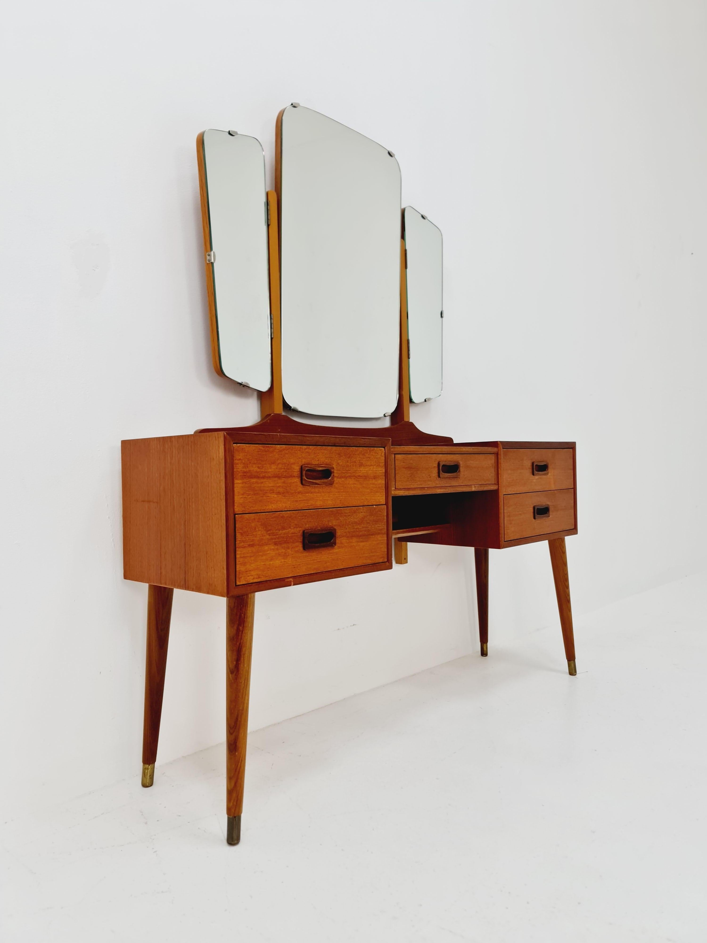 Modern Danish Teak vanity table with stool make up table by Fröseke 1960 In Good Condition For Sale In Gaggenau, DE