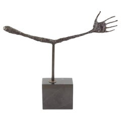 Sculpture moderne en bronze foncé d'une main sur socle
